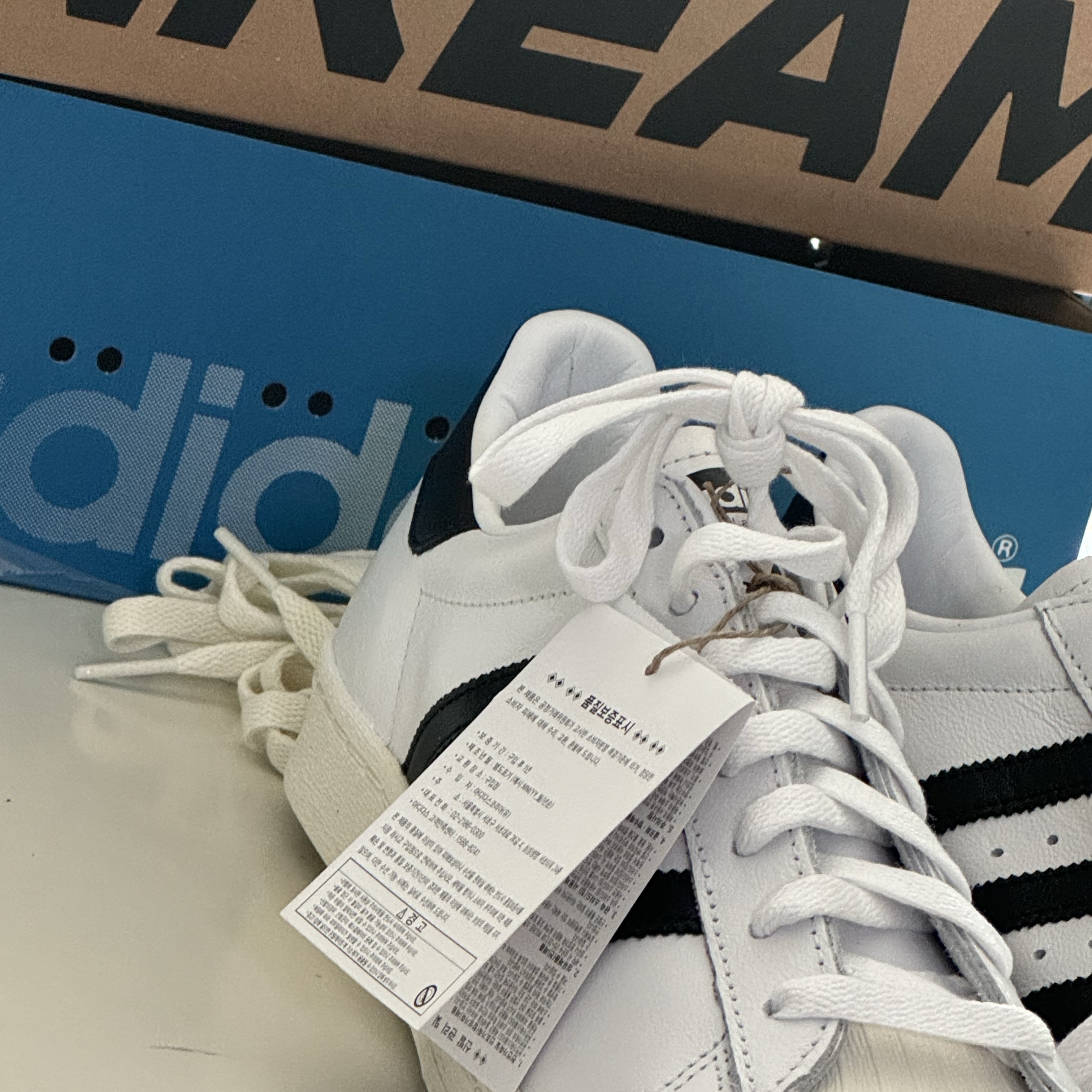 Adidas Superstar 82 Cloud White Core Black 착용 스타일
