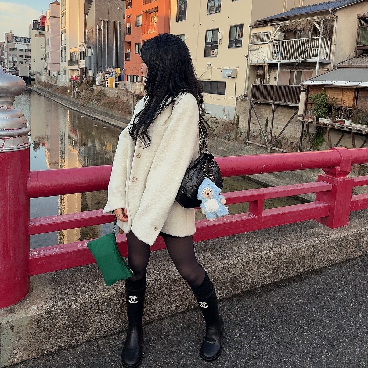 (W) Chanel Boots Caoutchouc & Black, (W) Celine Scrunchy Rayure Bracelet in Brass with Gold Finish and Black Silk Gold Black 착용 스타일 - 2