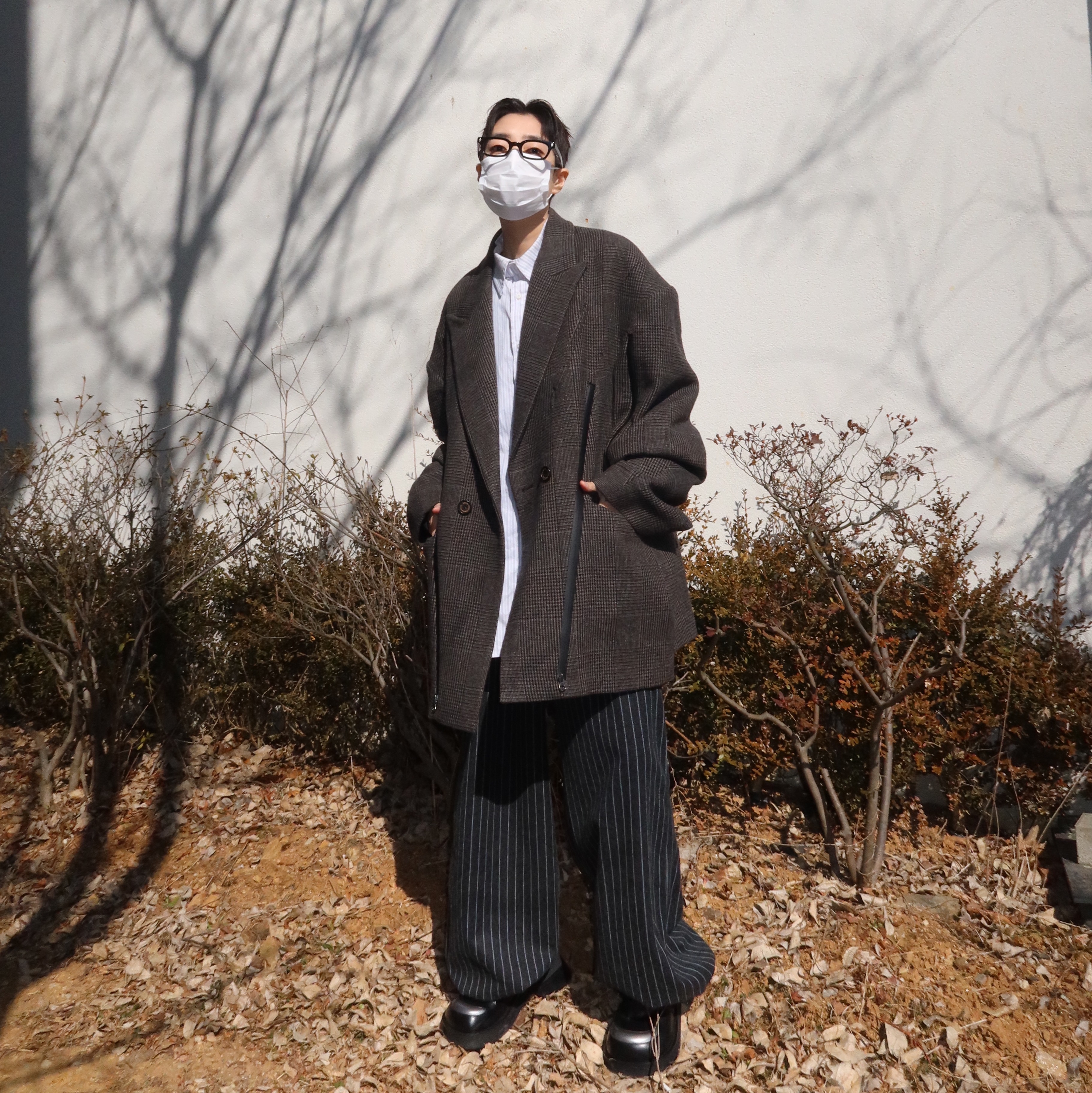 Hono Report Easy Big Pants Black Stripe, Hono Report Typo Shirts White Stripe 착용 스타일 - 3