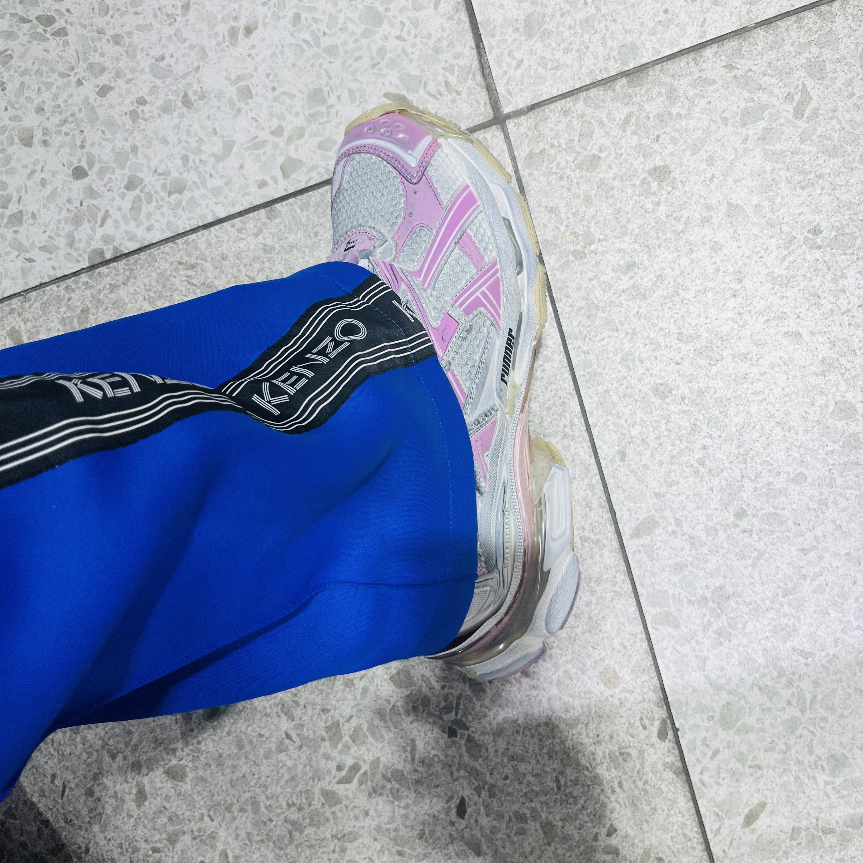 Balenciaga Runner Sneakers Pink White 착용 스타일 - 2