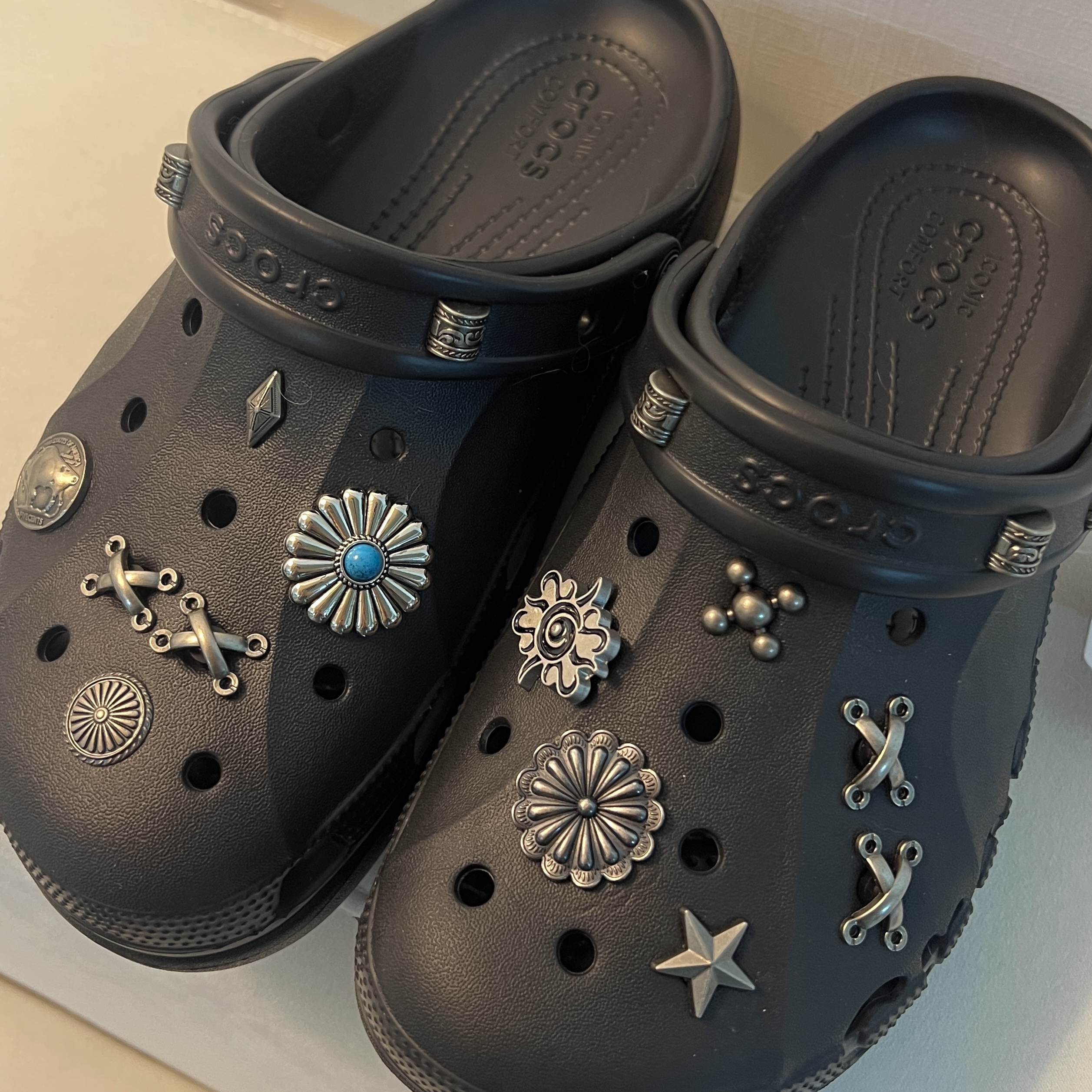 (W) Crocs Baya Platform Clog Black 착용 스타일 - 1