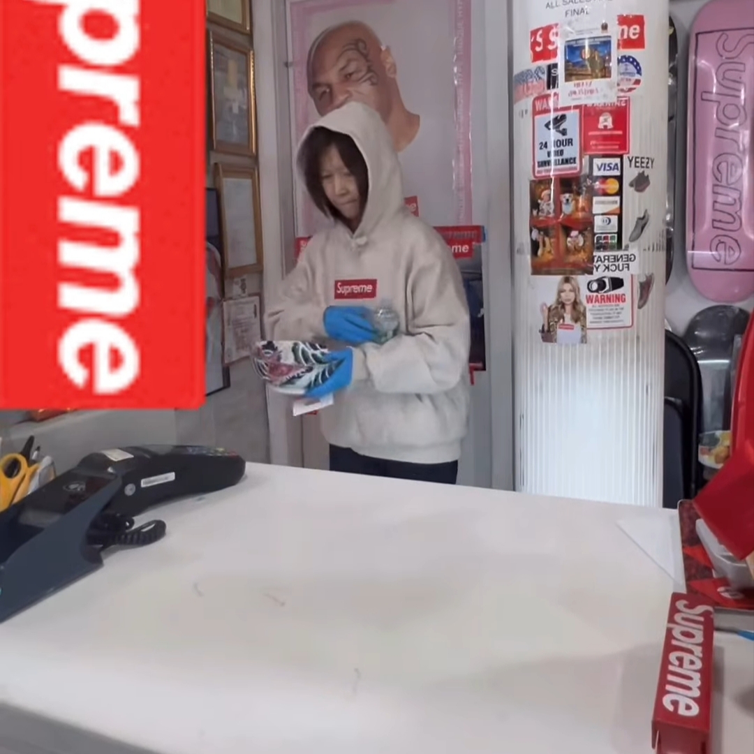 Supreme Box Logo Hooded Sweatshirt Stone - 24FW 착용 스타일 - 2