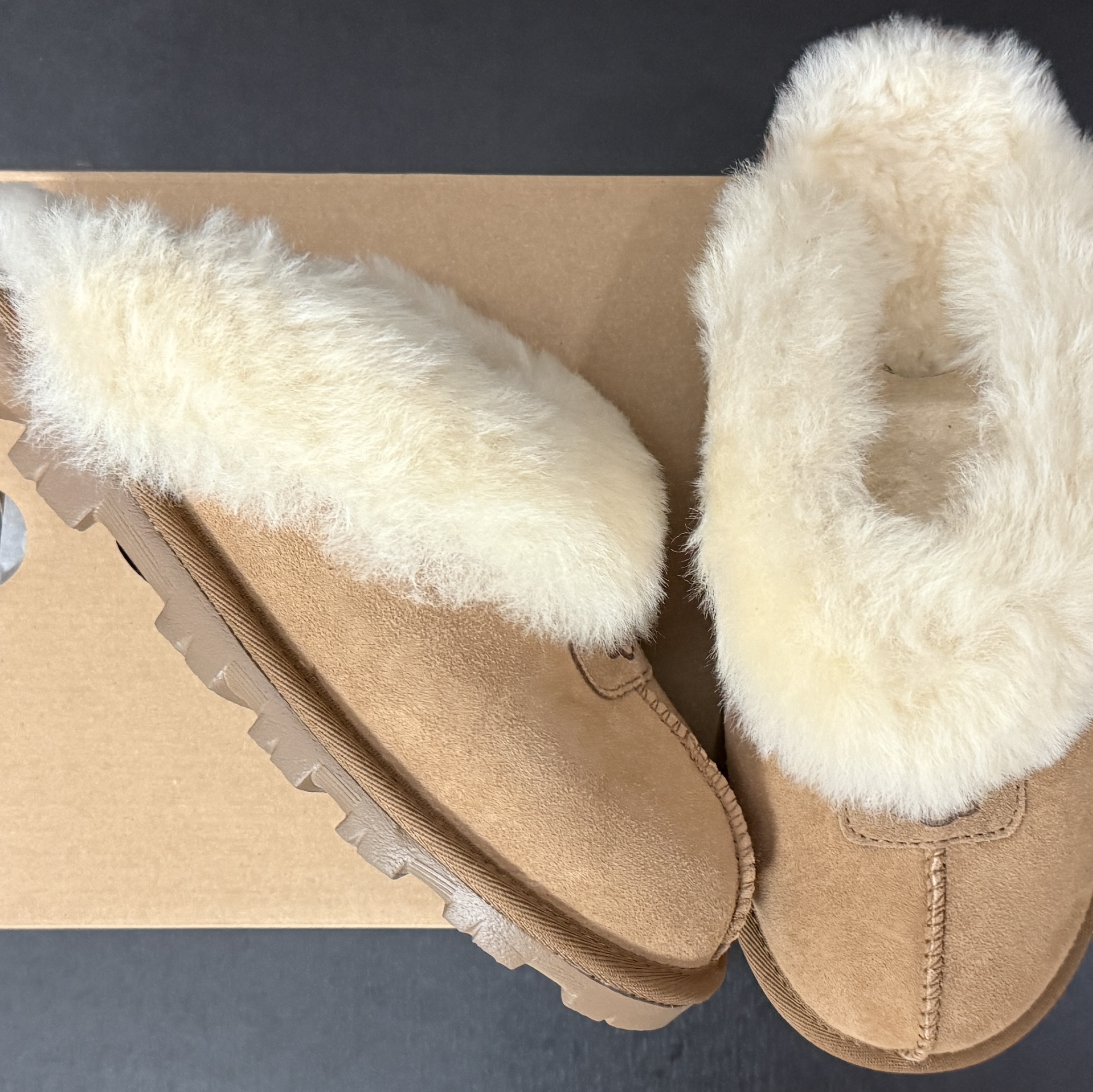 (W) UGG Coquette Slipper Chestnut 착용 스타일