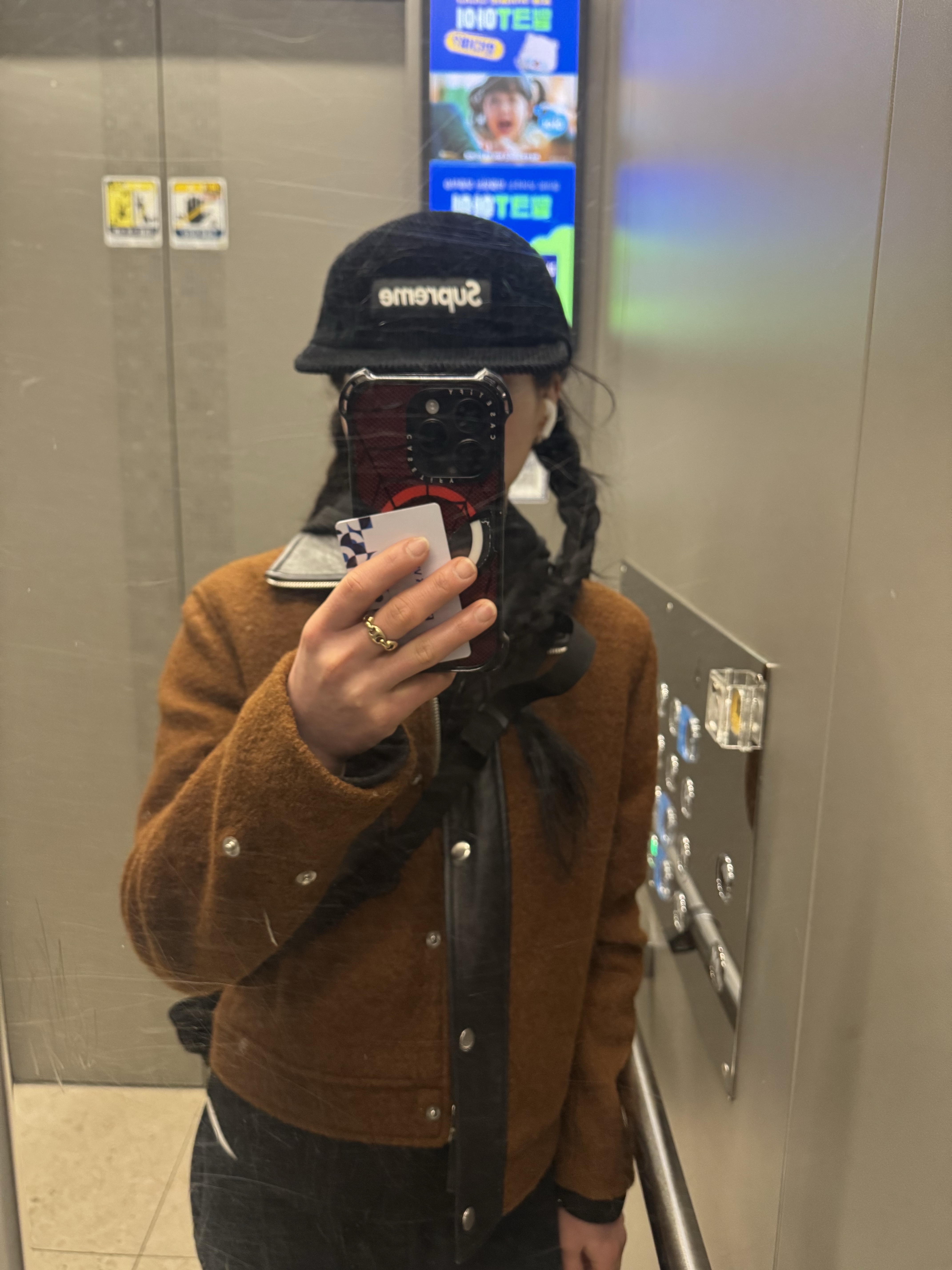 슈프림 코듀로이 캠프캡 블랙 - 24FW, CDG 로고 체크 머플러 화이트 블랙 착용 스타일 - 2