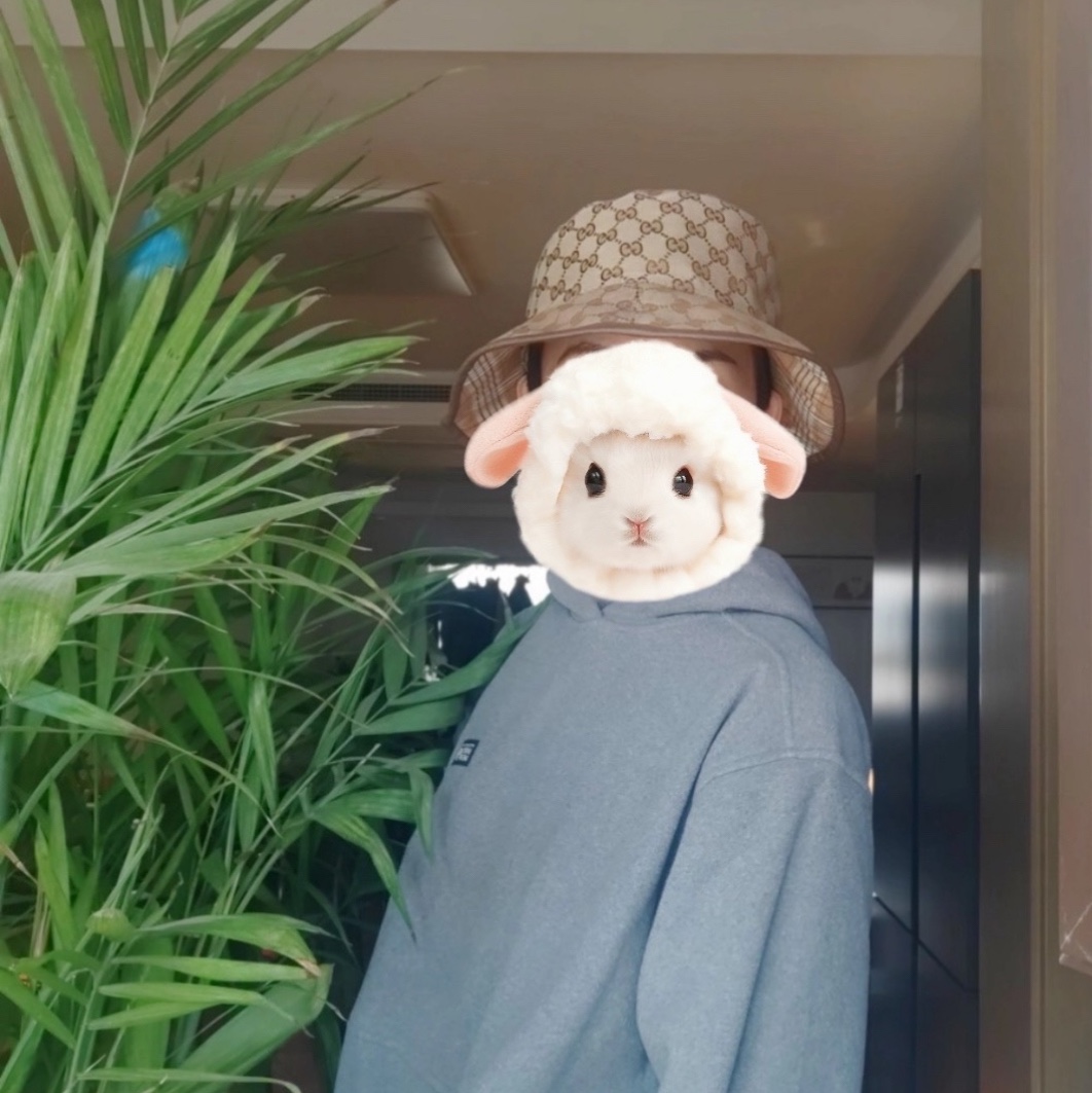 Gucci GG Supreme Reversible Bucket Hat Beige Brown 착용 스타일 - 1