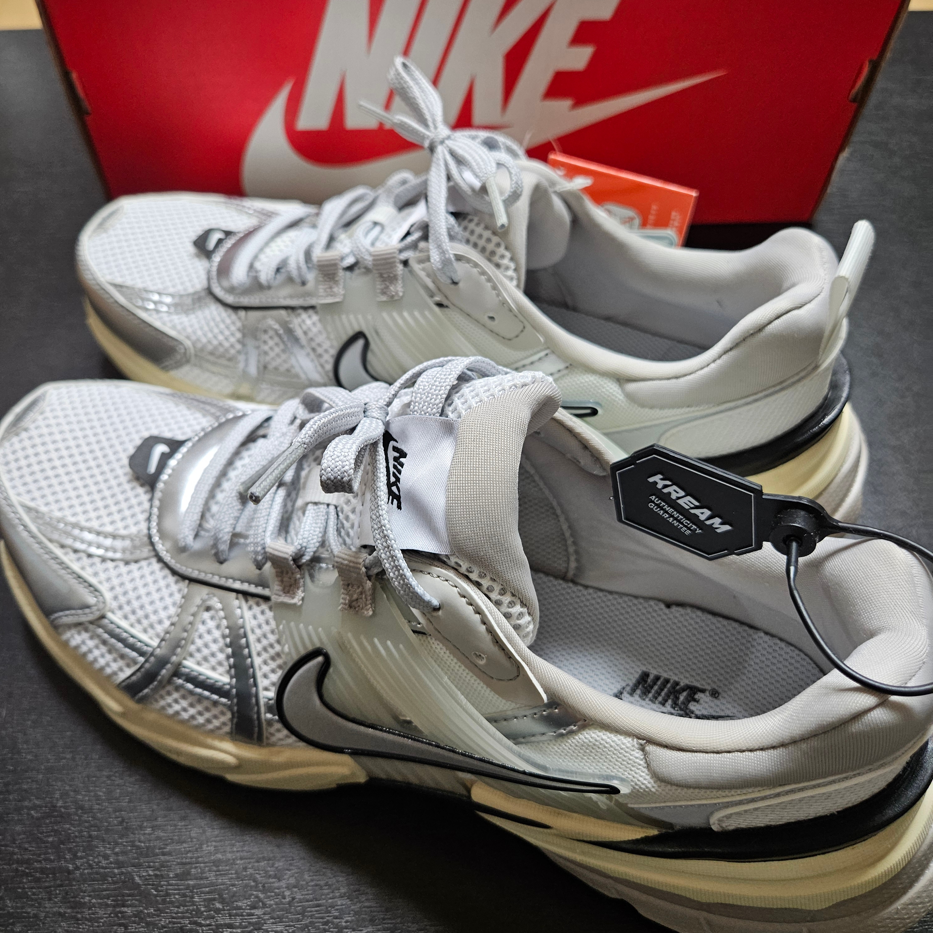 Nike V2K Run Pure Platinum Light Iron Ore 착용 스타일 - 2