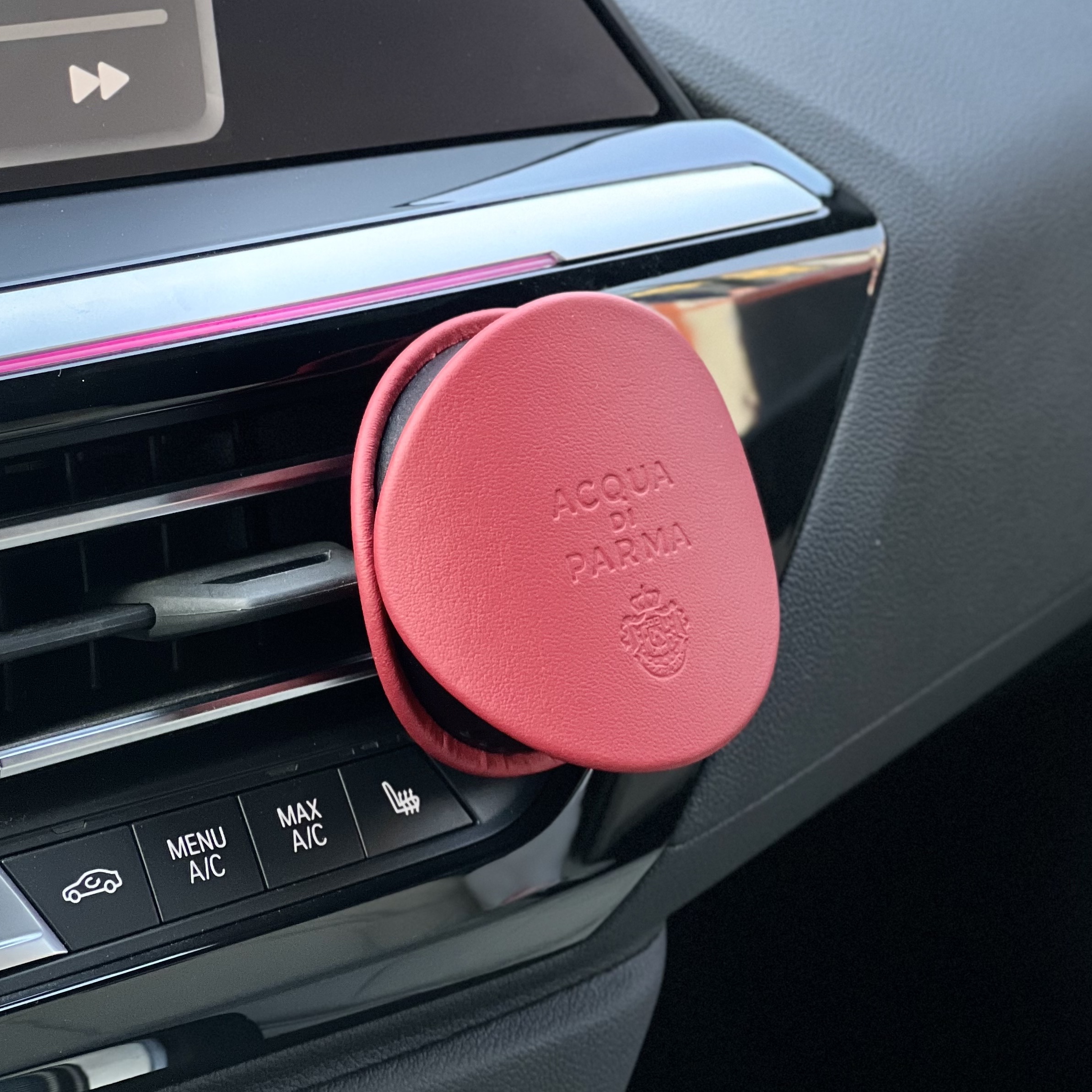 Acqua Di Parma Car Diffuser Leather Case Rosso Red 2024 착용 스타일 - 1