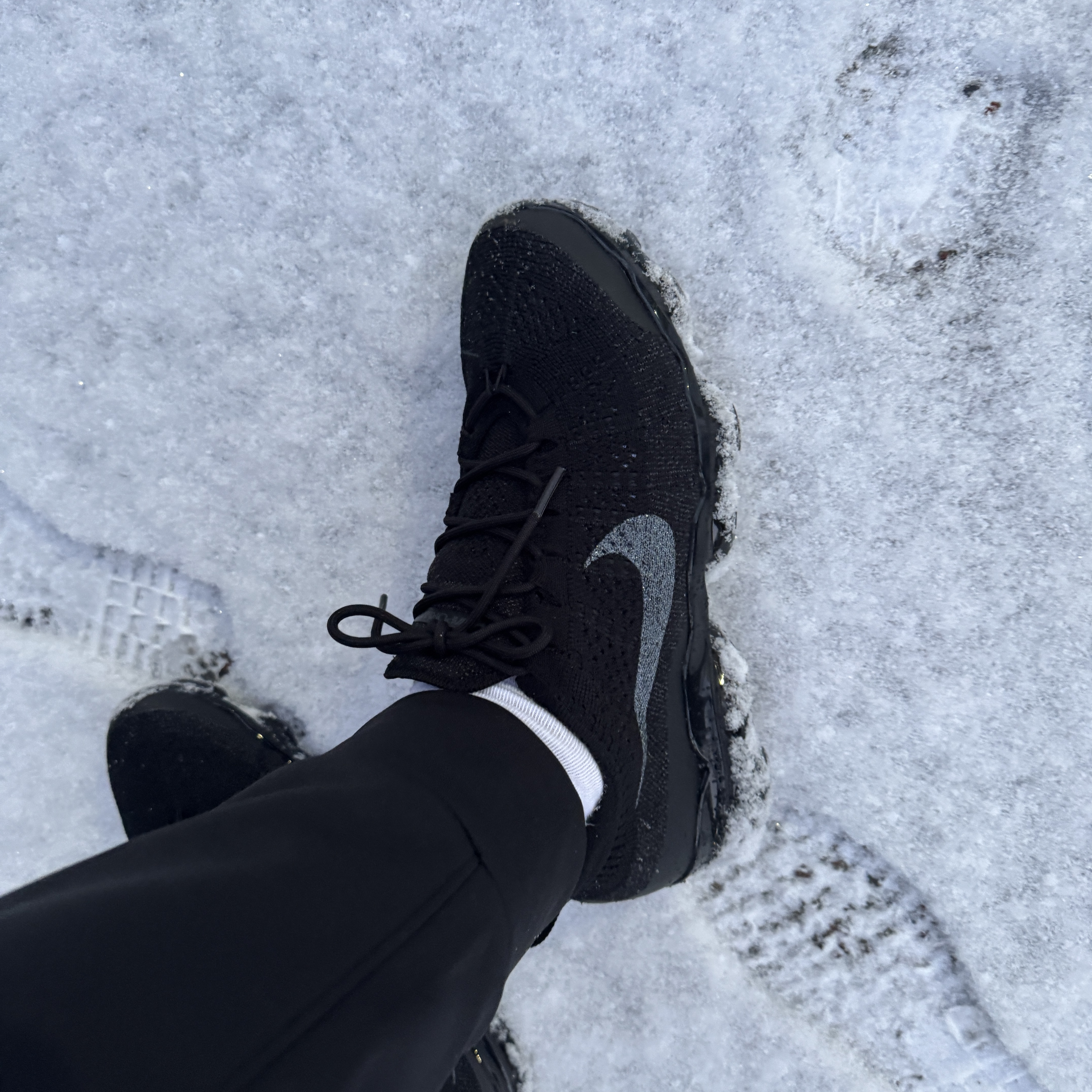 Nike Air VaporMax 2023 Flyknit Triple Black 착용 스타일