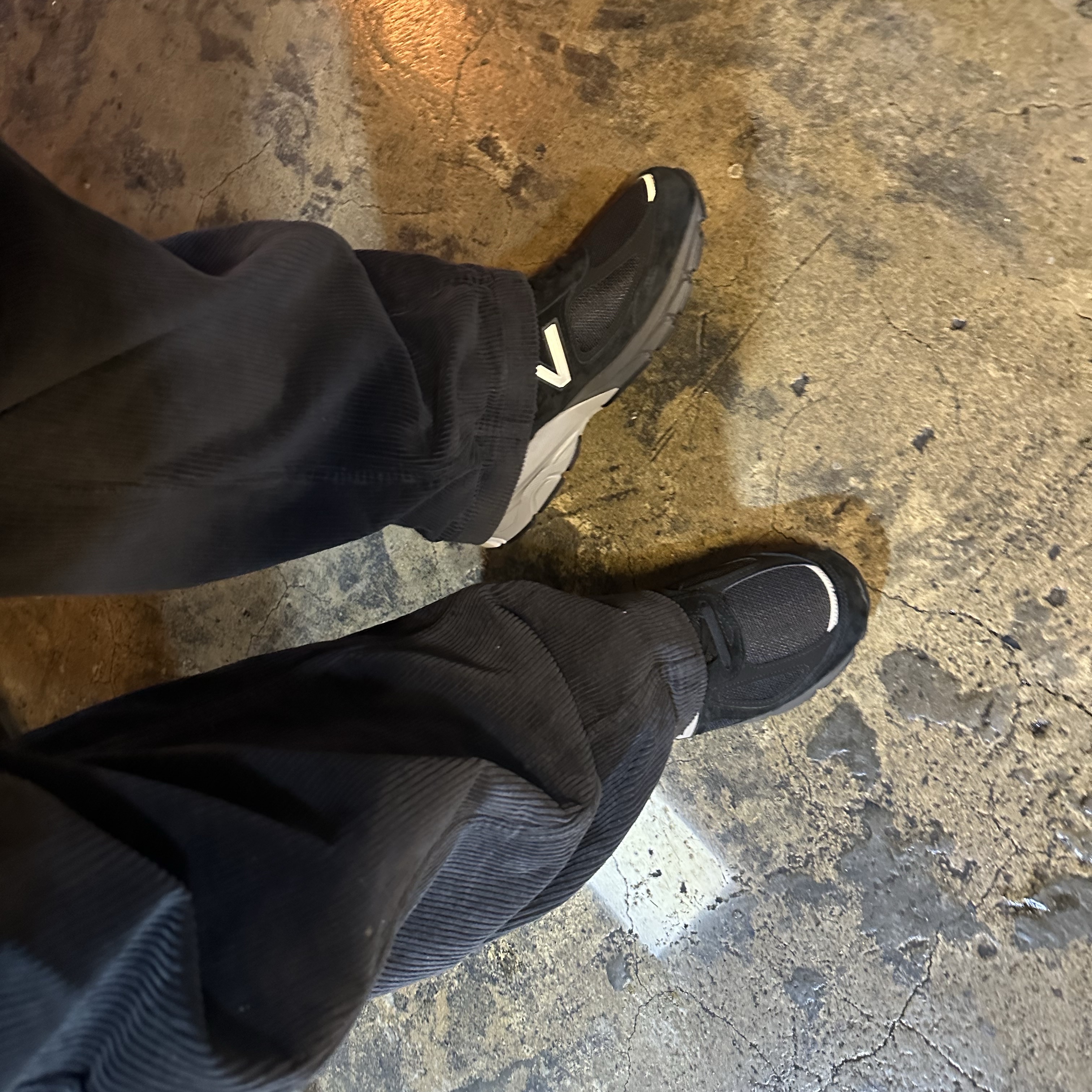 New Balance 990v4 Made in USA Black Silver 착용 스타일 - 1