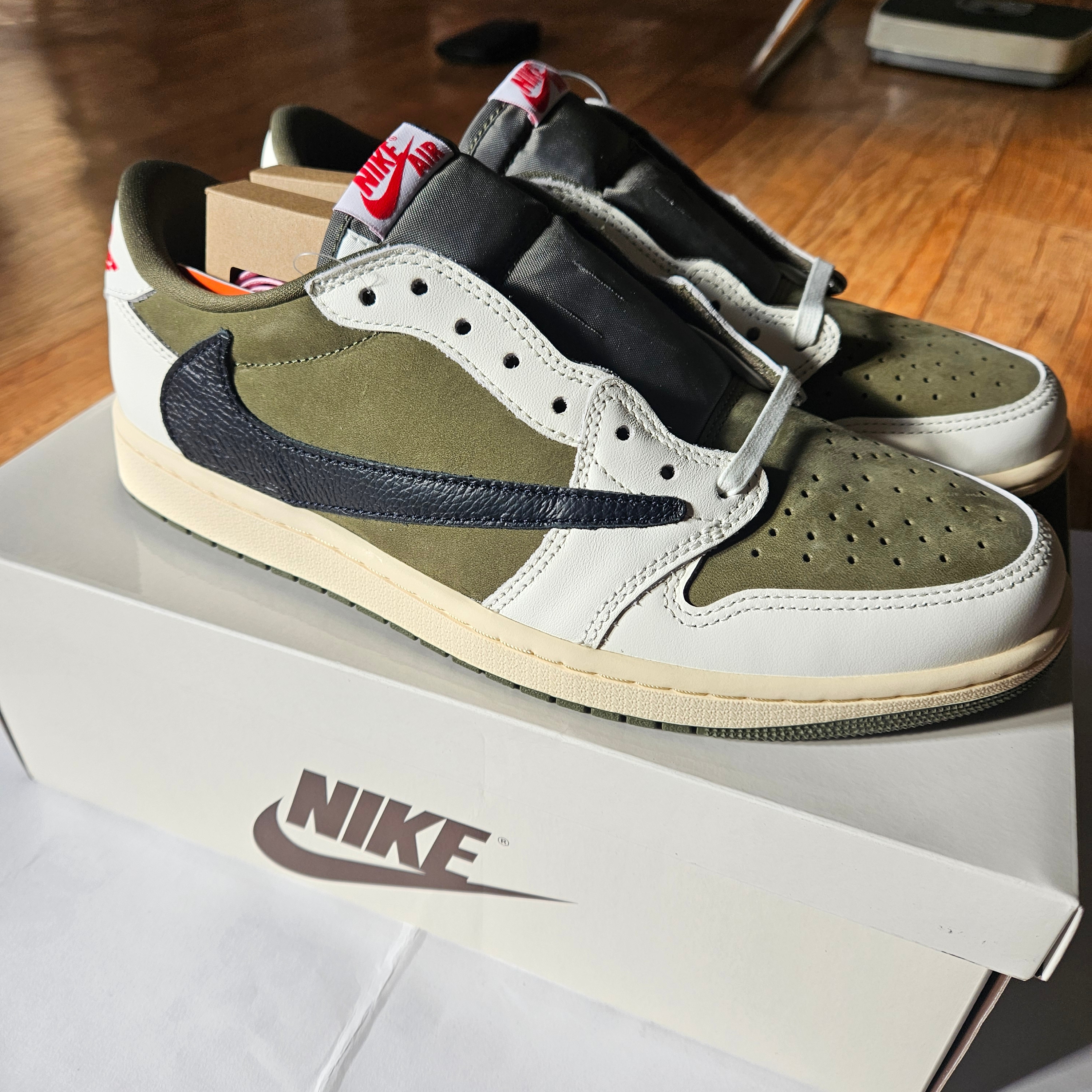 Jordan 1 x Travis Scott Retro Low OG SP Reverse Olive 착용 스타일