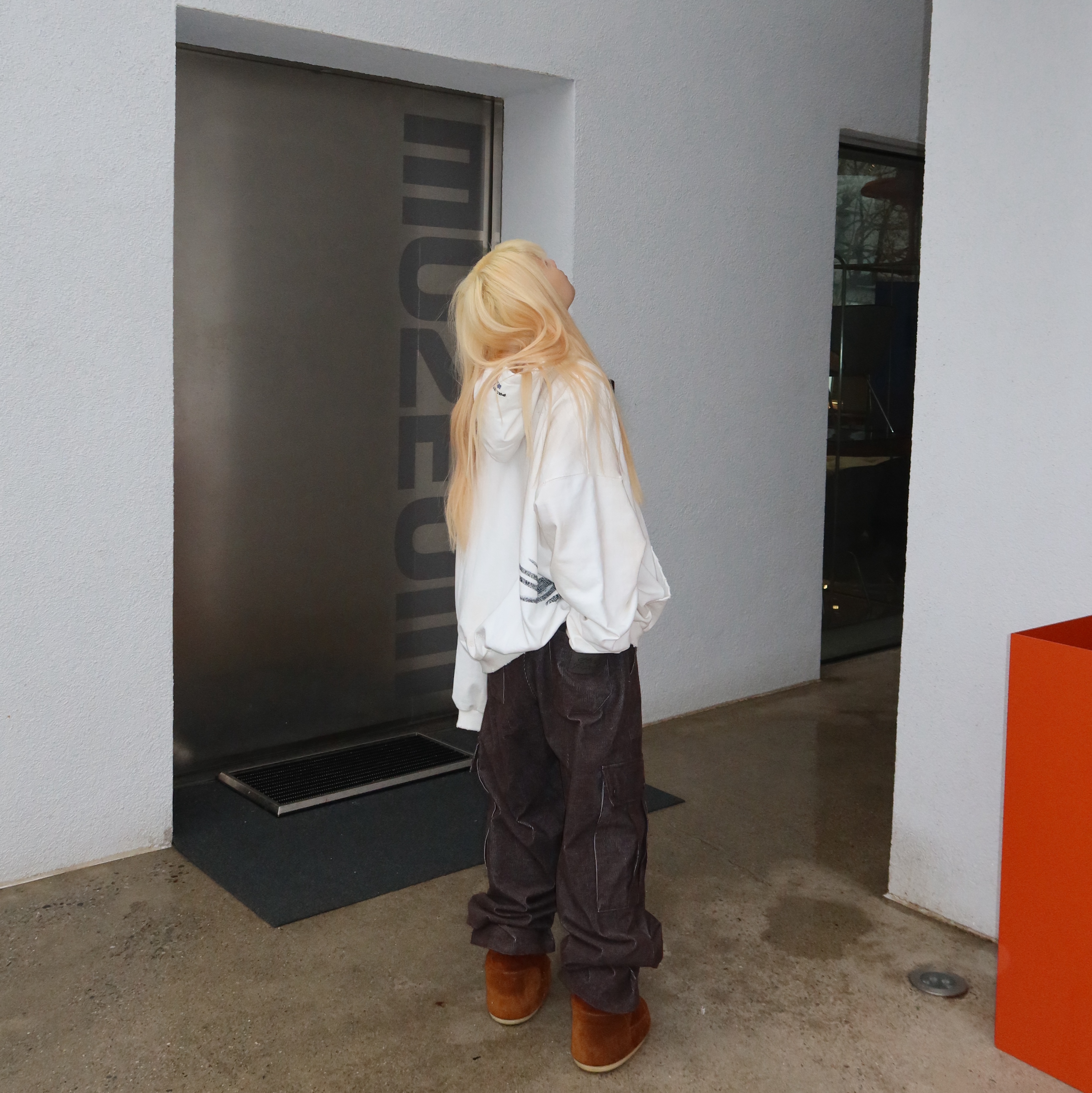 Hono Report Big Pocket Cargo Pants Brown, Project G/R x Atmos Etiquette Lesson Vintage Washed Hoodie White 착용 스타일 - 4