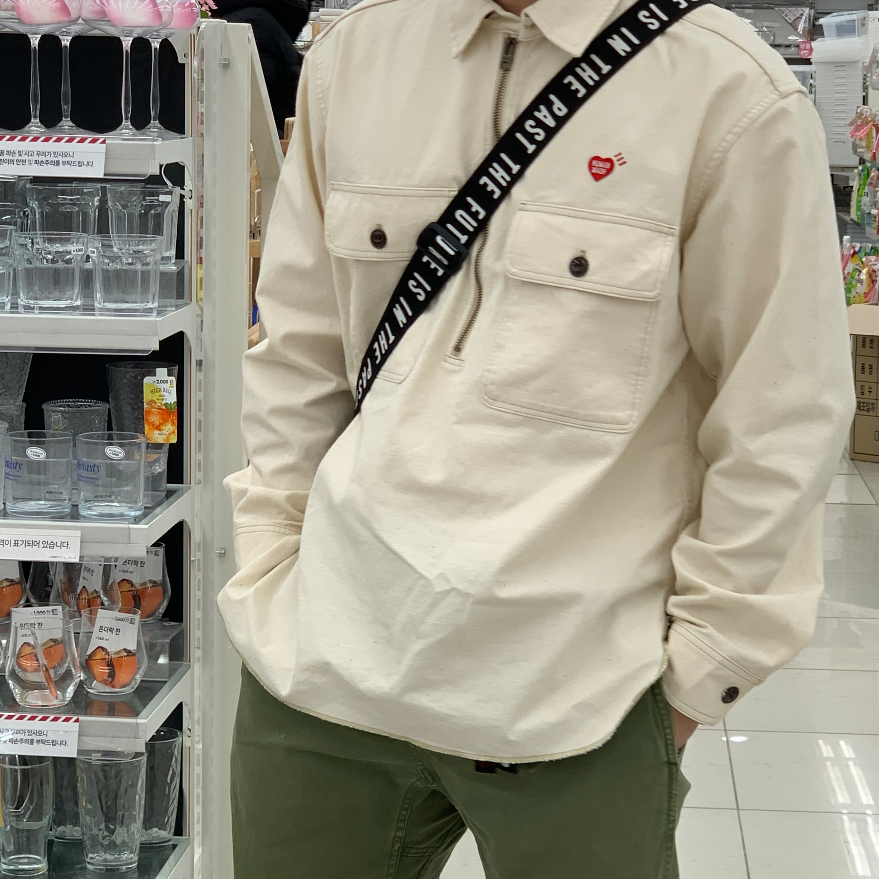 Human Made Zip-Up Work Shirt White, Human Made Military Pouch Large Black 착용 스타일 - 2