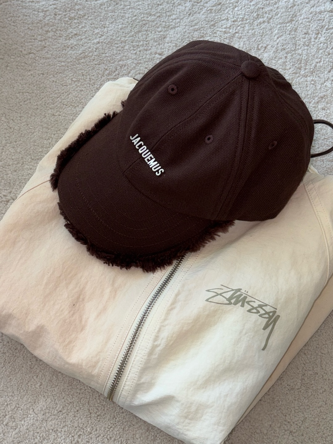 Stussy Wave Dye Beach Shell Jacket Bone, Jacquemus La Casquette Artichaut Fringe Baseball Cap Brown 착용 스타일