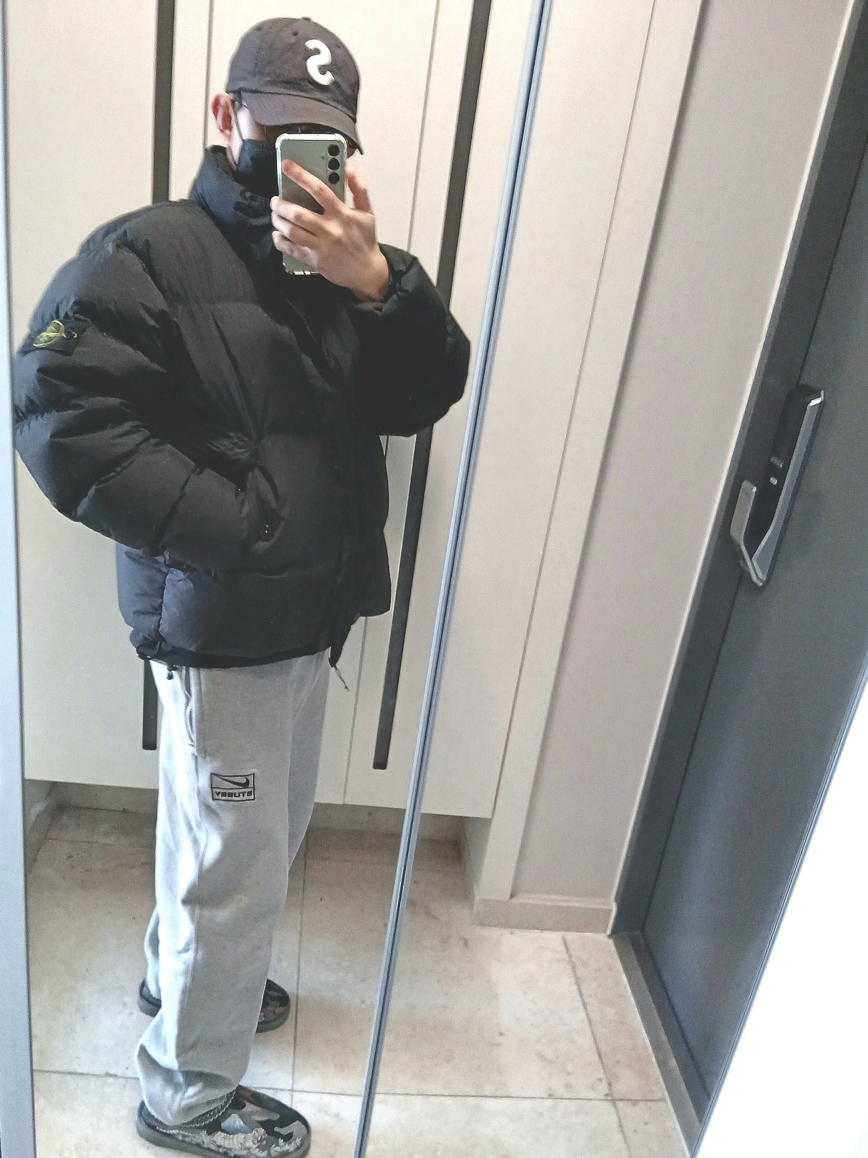 UGG x Palace Tasman Slipper Black Camo, Nike x Stussy NRG Fleece Crewneck Dark Grey Heather (DO9337-063) 착용 스타일 - 1