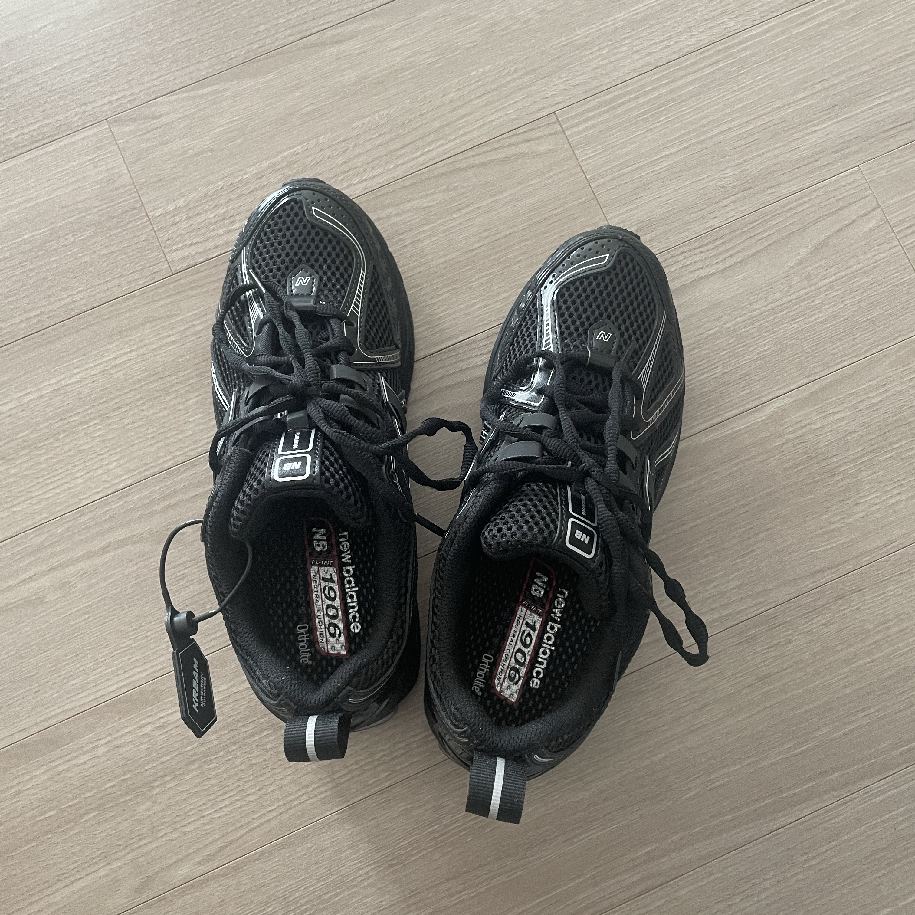 New Balance 1906R Black Silver Metallic 착용 스타일