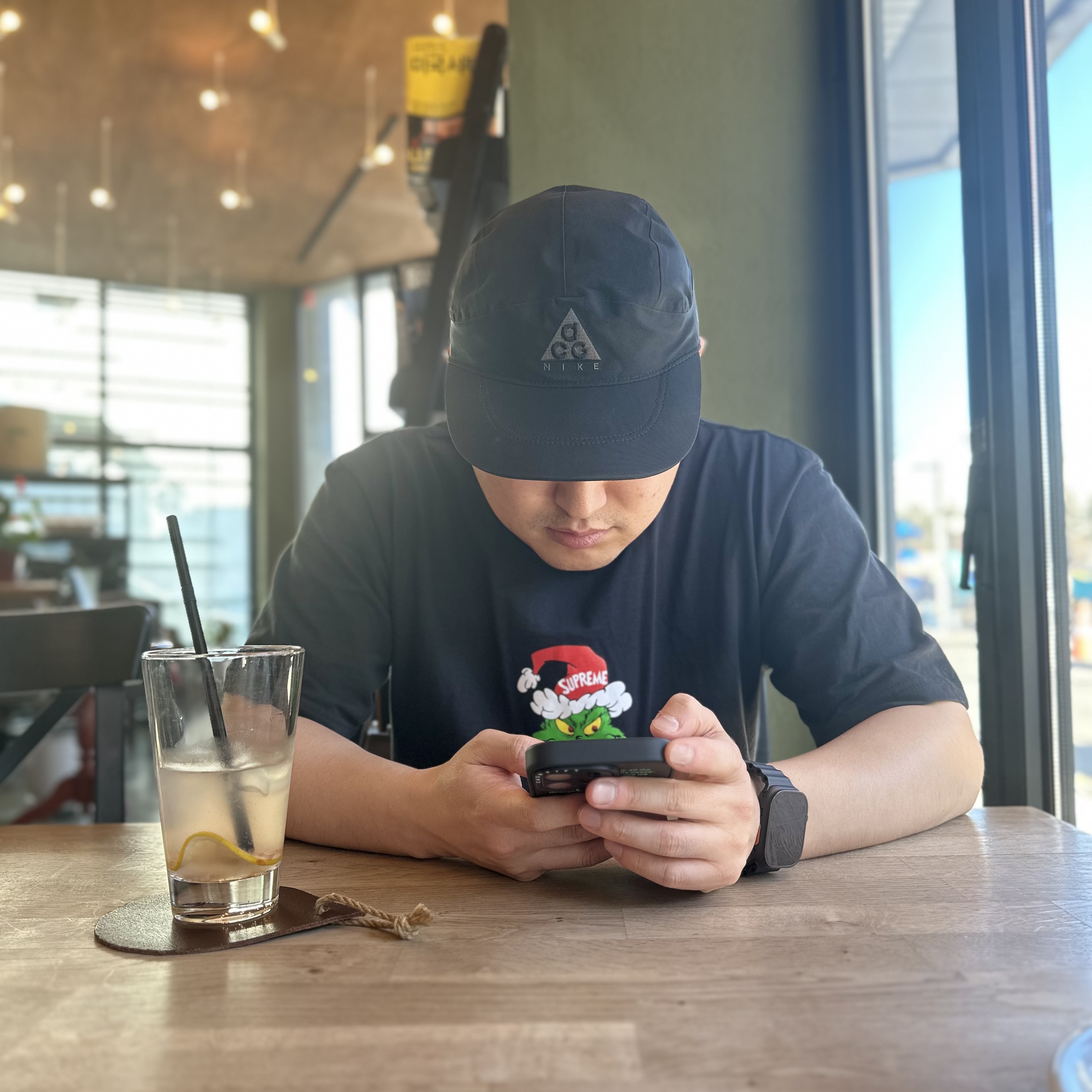 Supreme Grinch T-Shirt Black - 24FW, Nike NRG ACG Tailwind Cap Black 착용 스타일 - 2