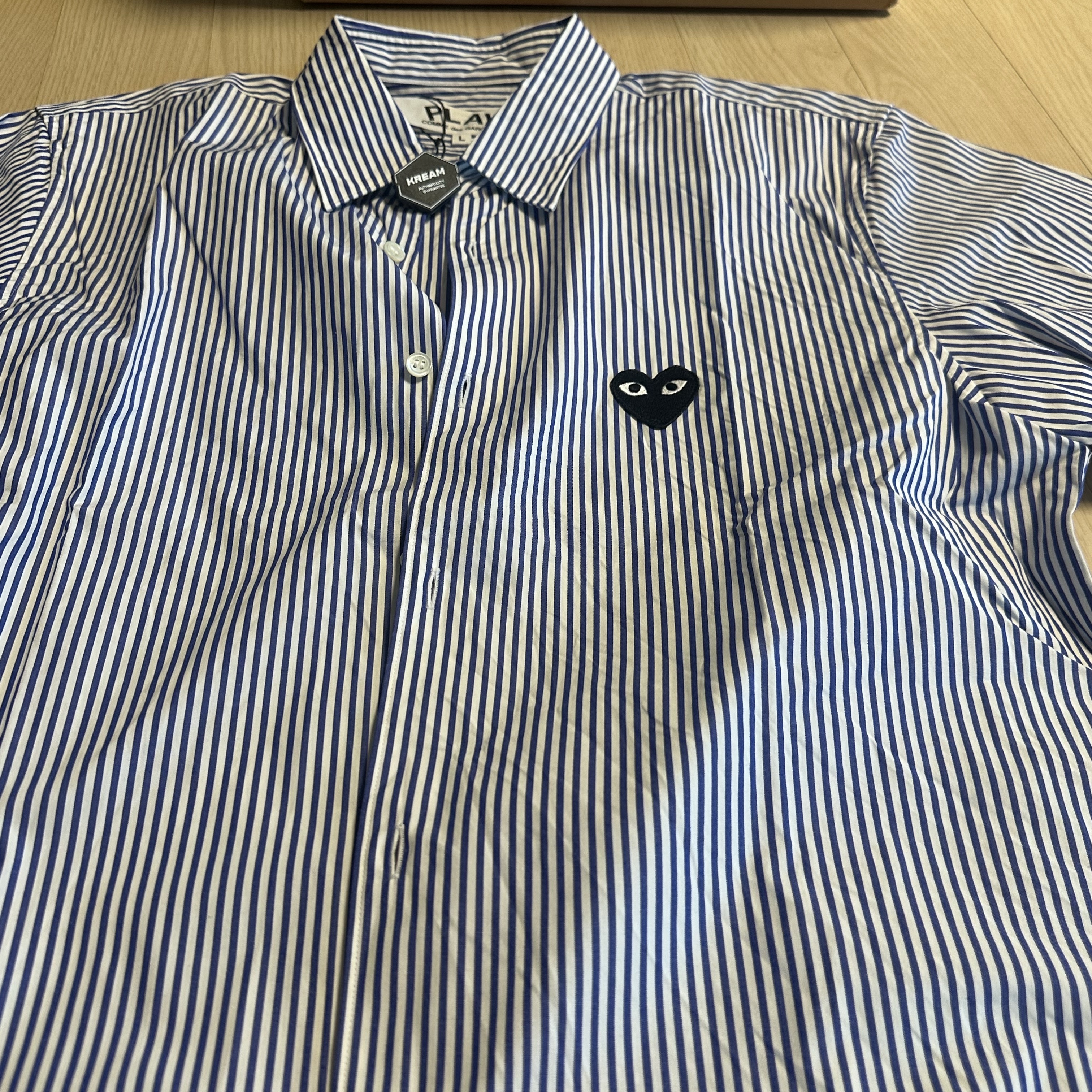Play Comme des Garcons Striped Black Heart Shirt Blue 착용 스타일