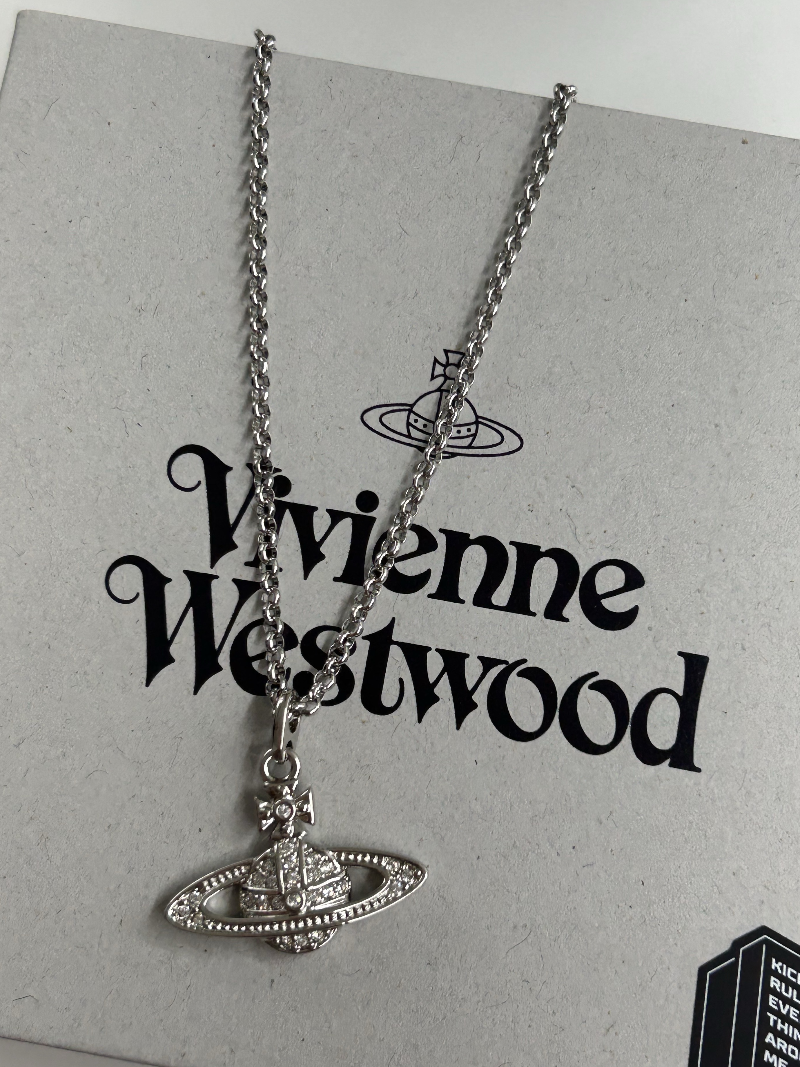 Vivienne Westwood Mini Bas Relief Pendant Silver 착용 스타일 - 1