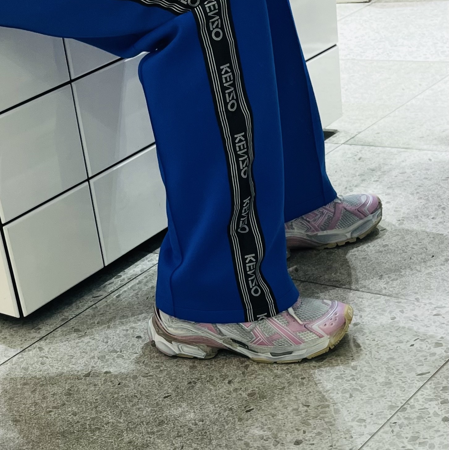 Balenciaga Runner Sneakers Pink White 착용 스타일 - 1