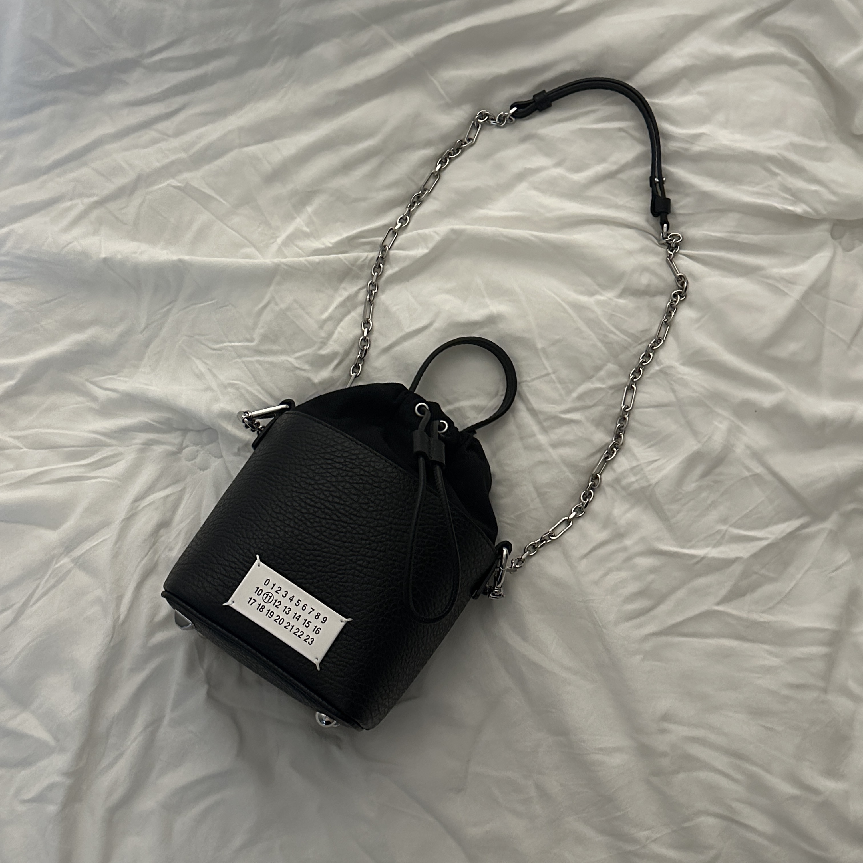 Maison Margiela 5AC Bucket Bag Black 착용 스타일 - 4