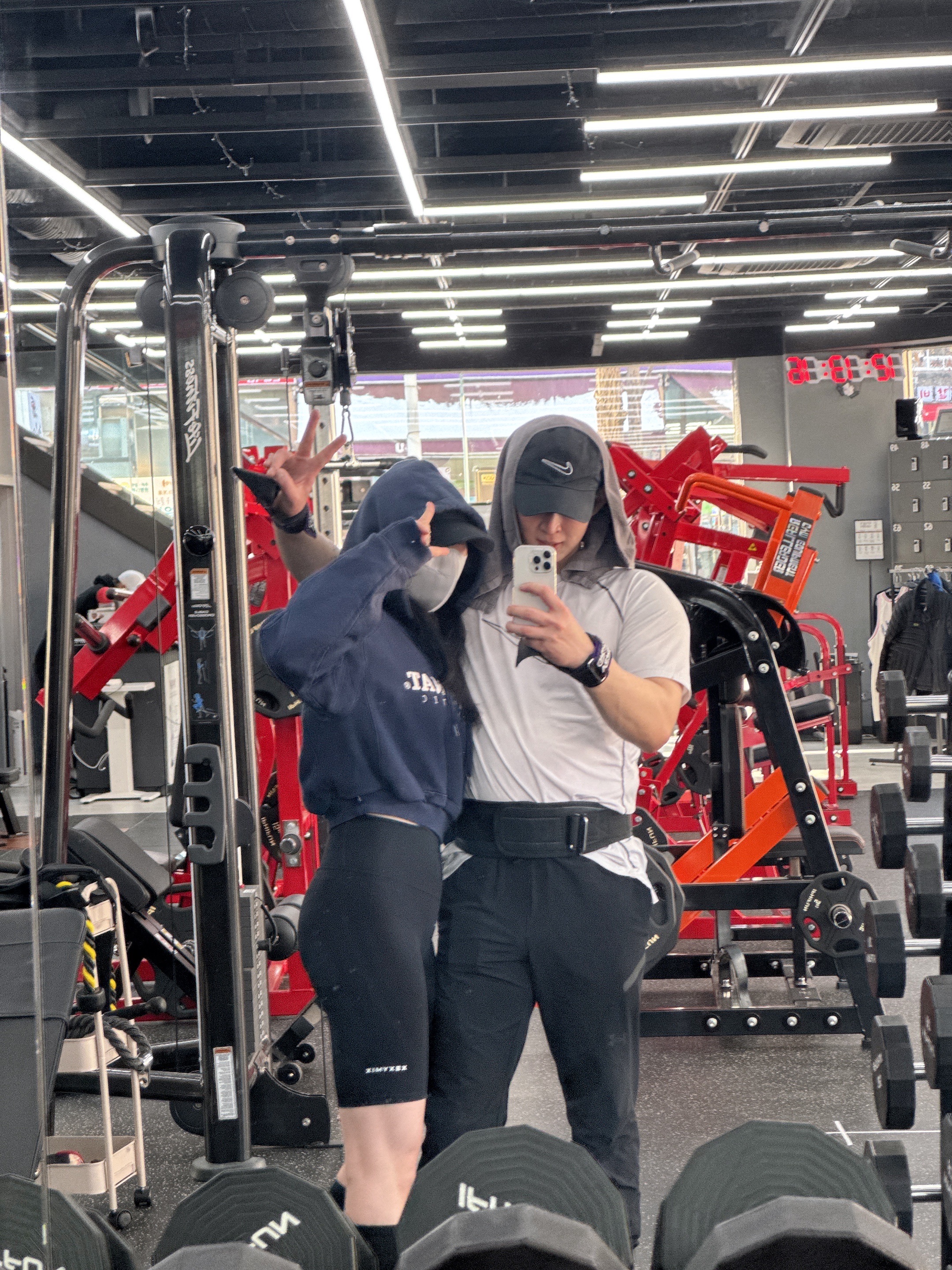 Essentials The Core Collection Pullover Hoodie Oatmeal, Essentials The Core Collection Sweatshorts Light Oatmeal 착용 스타일 - 2