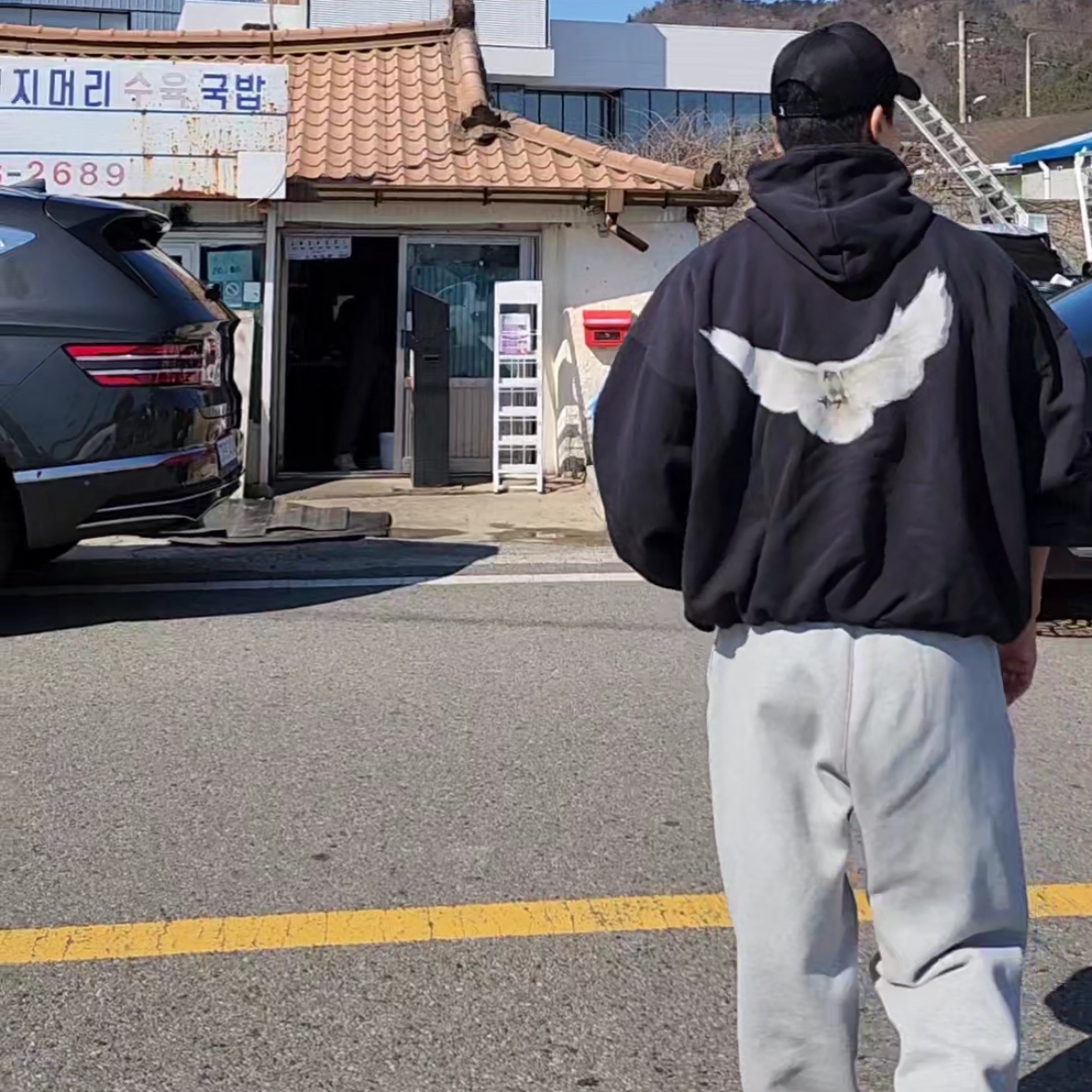 이지 갭 엔지니어드 바이 발렌시아가 도브 후드 워시드 블랙 착용 스타일 - 2