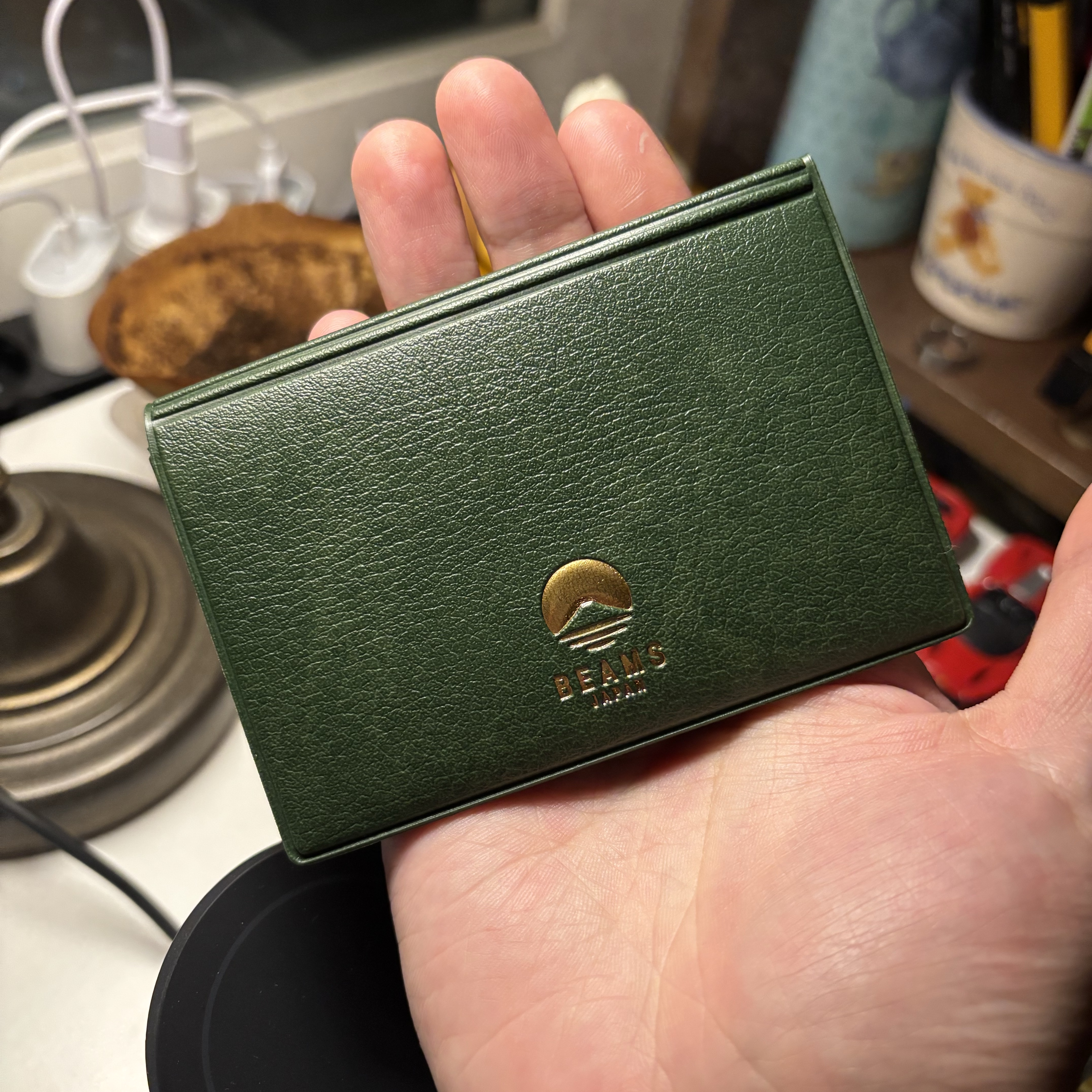 Beams x Hightide Special Order Pass & Card Case Green 착용 스타일
