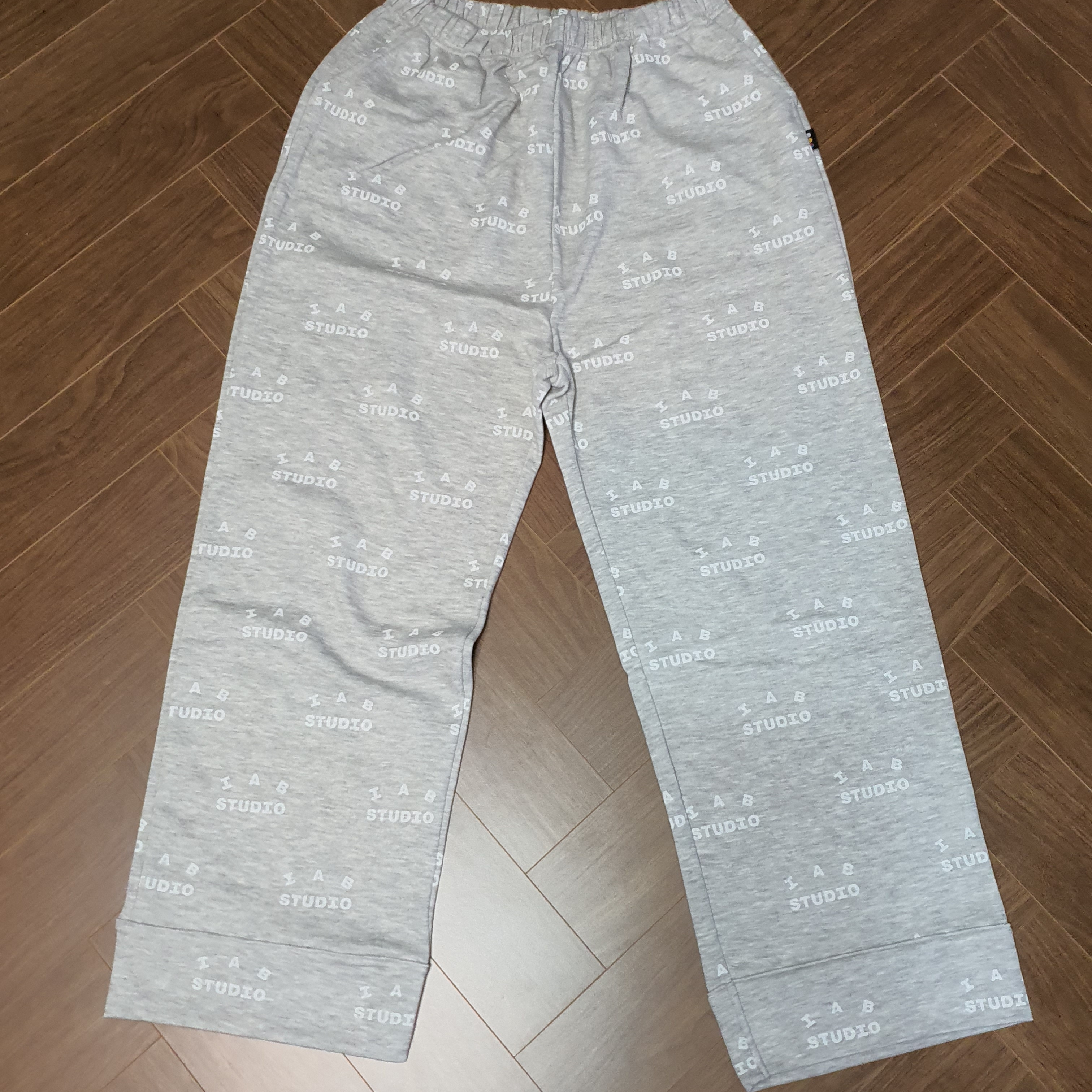 IAB Studio At Home Pajama Set 24' Gray 착용 스타일 - 2