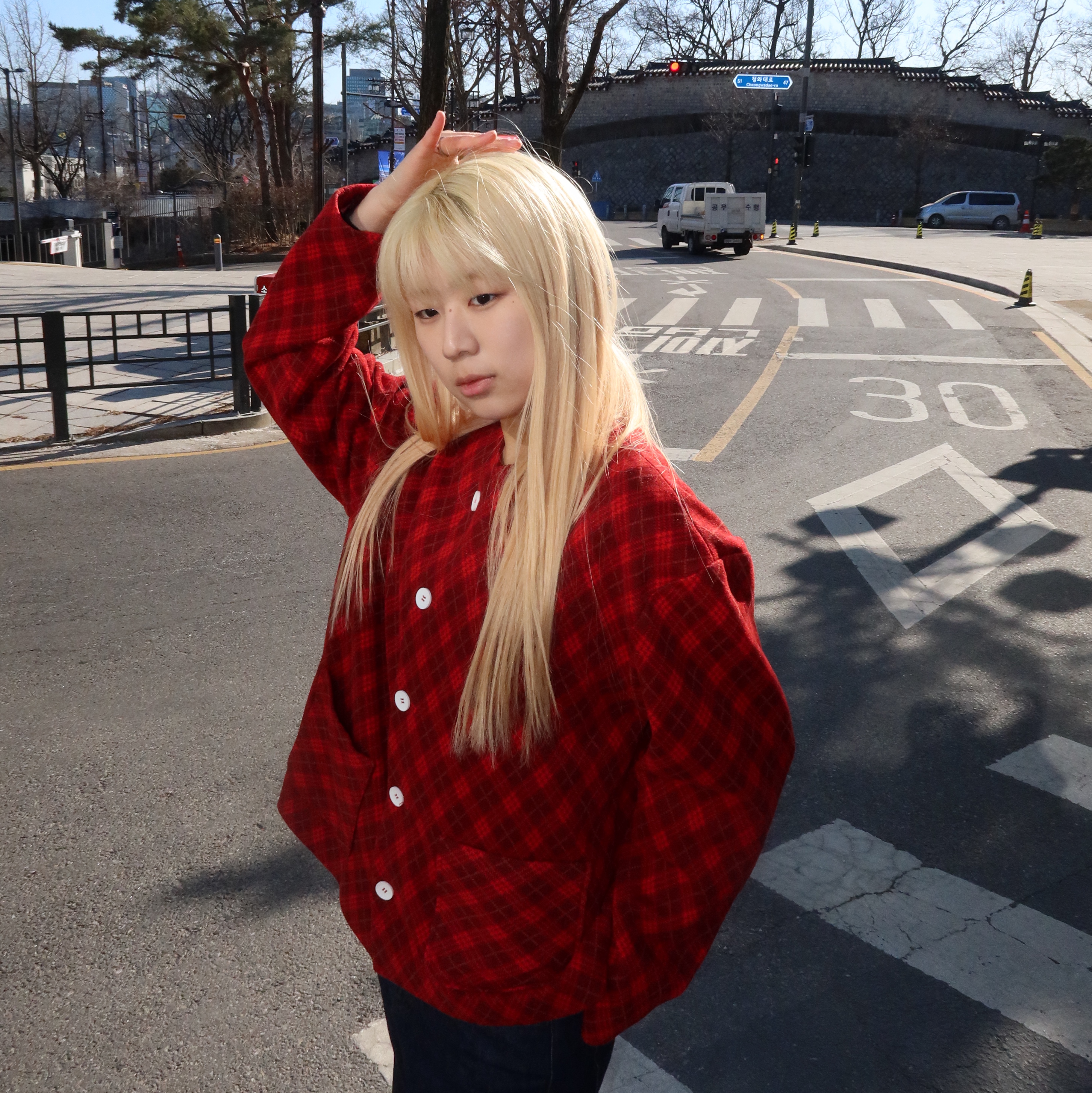 호노 리포트 카라리스 가디건 레드 아가일 착용 스타일 - 1
