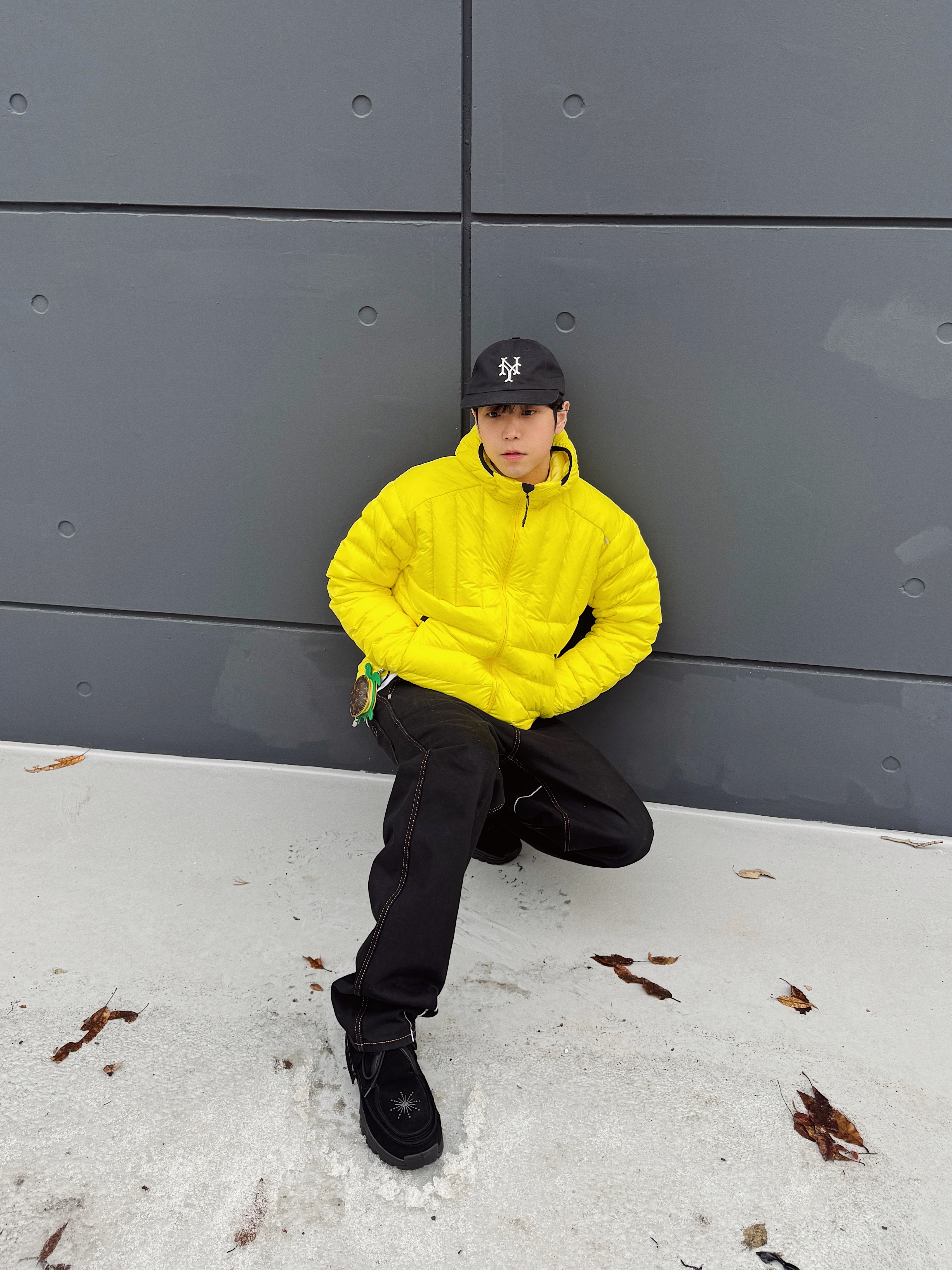[KREAM 단독] 밀로 아카이브 X 네거티브쓰리 크레센도 데저트 부츠 블랙, 루이비통 LV 크랩 백 참 옐로우 착용 스타일 - 3