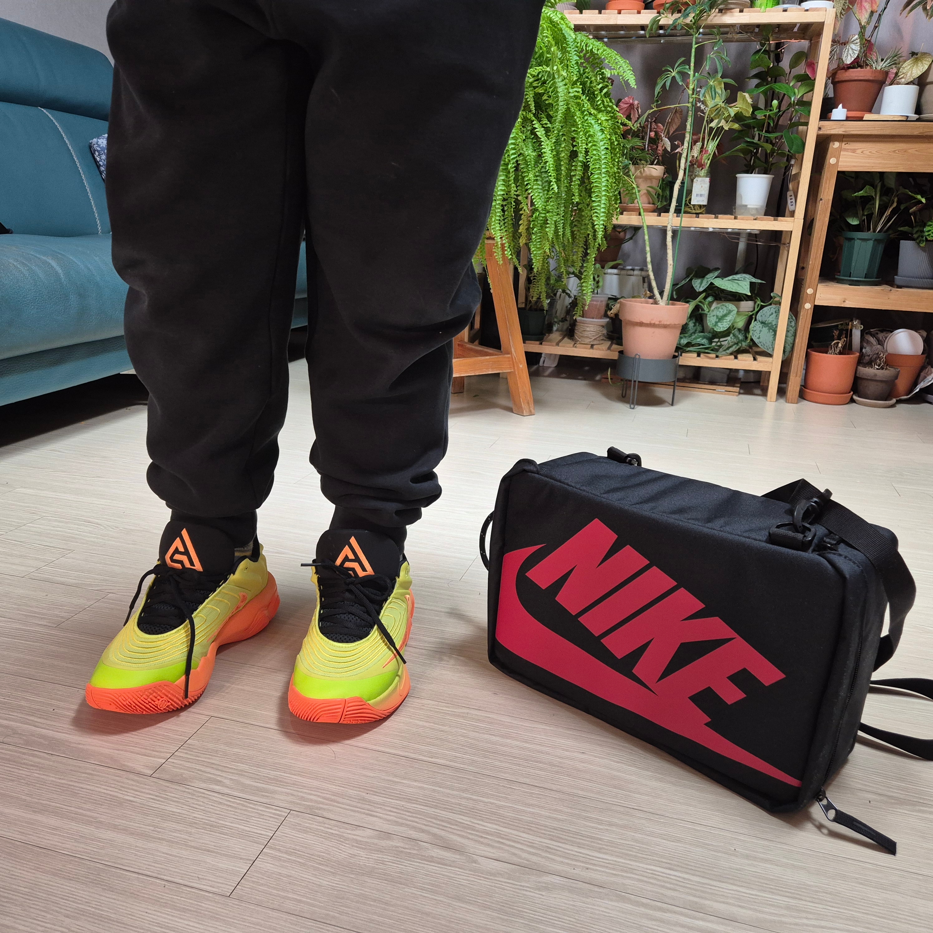 Nike Giannis Immortality 4 EP Cyber Sundial, Nike Shoebox Bag 12L Black University Red 착용 스타일