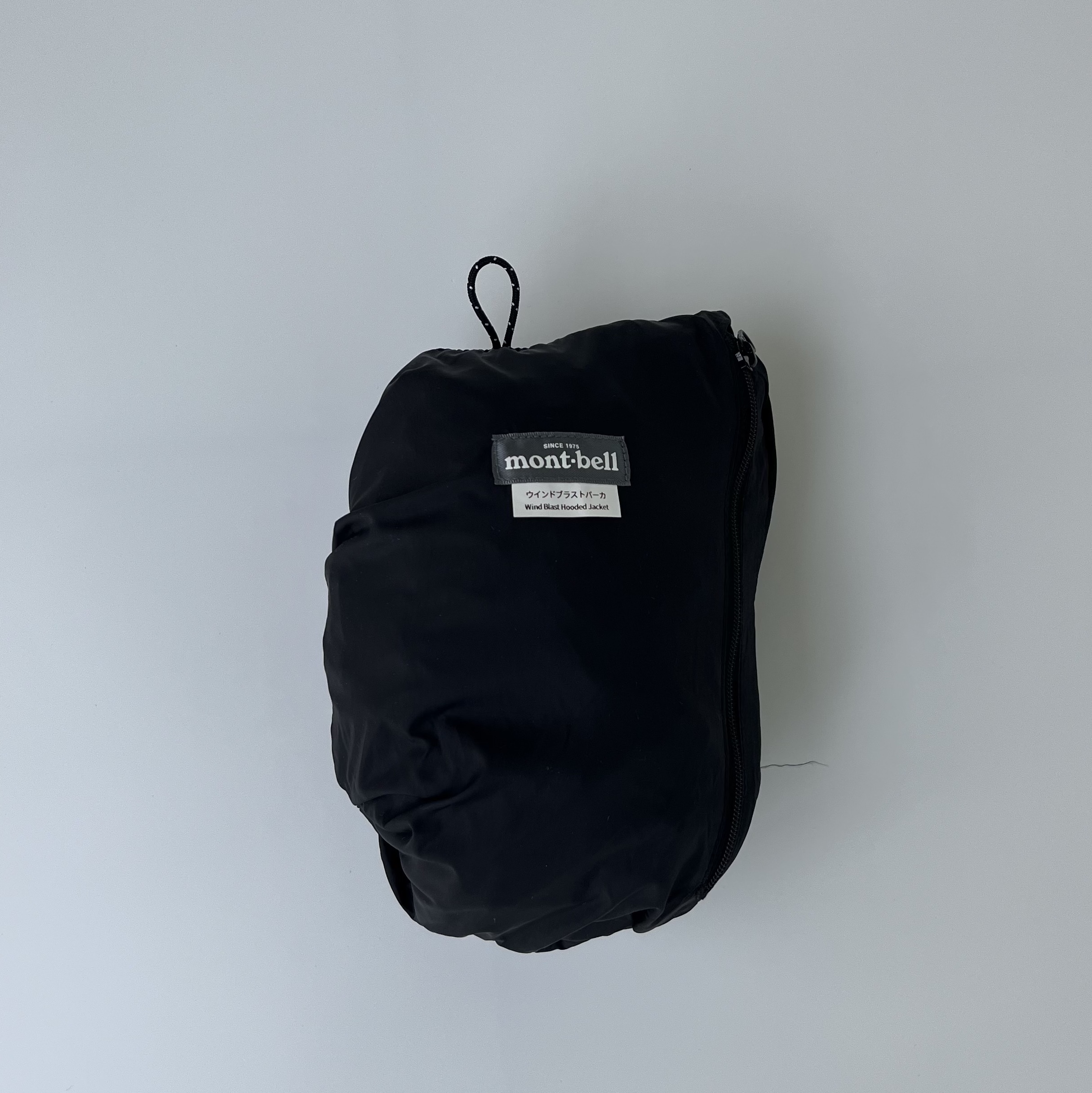 Montbell Wind Blast Hooded Jacket Black 착용 스타일 - 3