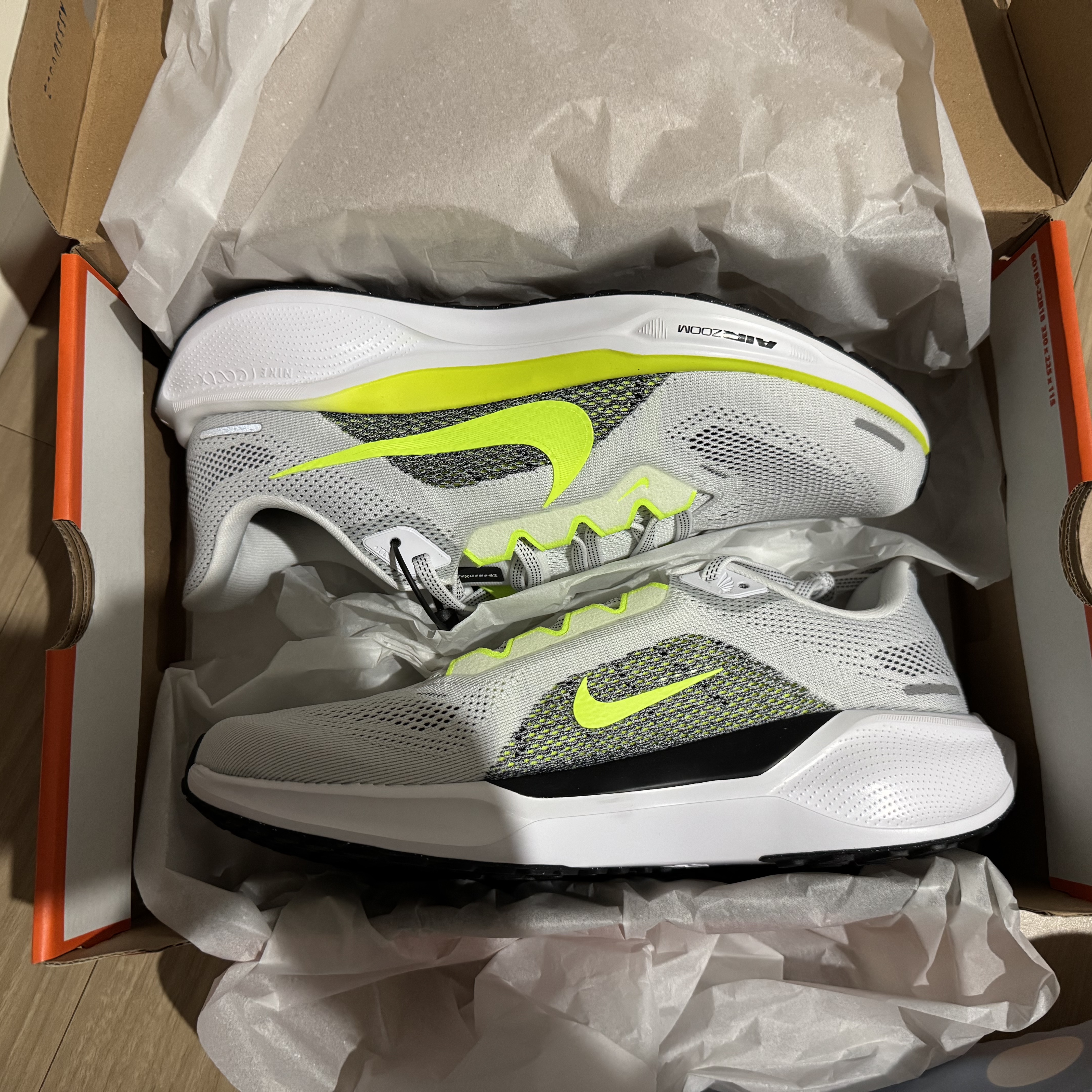 Nike Air Zoom Pegasus 41 White Black Volt 착용 스타일