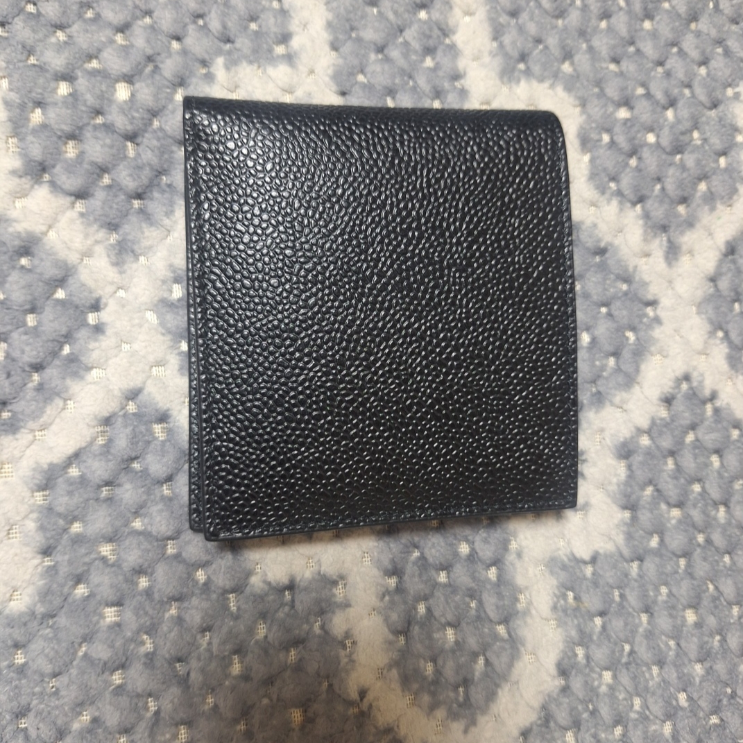 Thom Browne Pebble Grain Bill Fold Wallet Black 착용 스타일 - 1