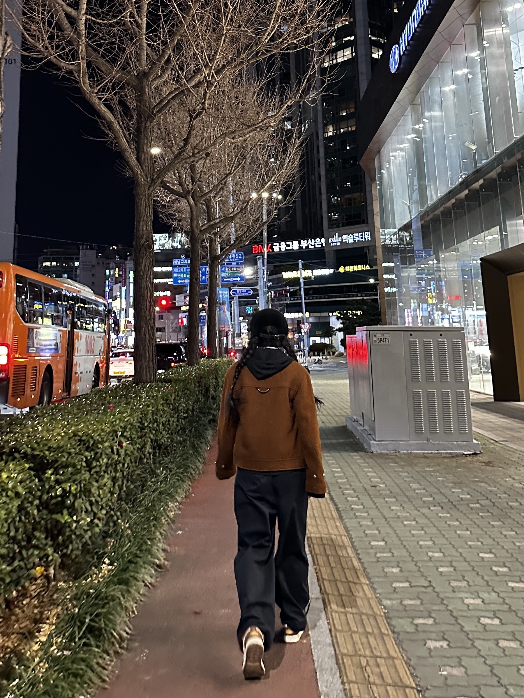 슈프림 코듀로이 캠프캡 블랙 - 24FW, CDG 로고 체크 머플러 화이트 블랙 착용 스타일 - 1