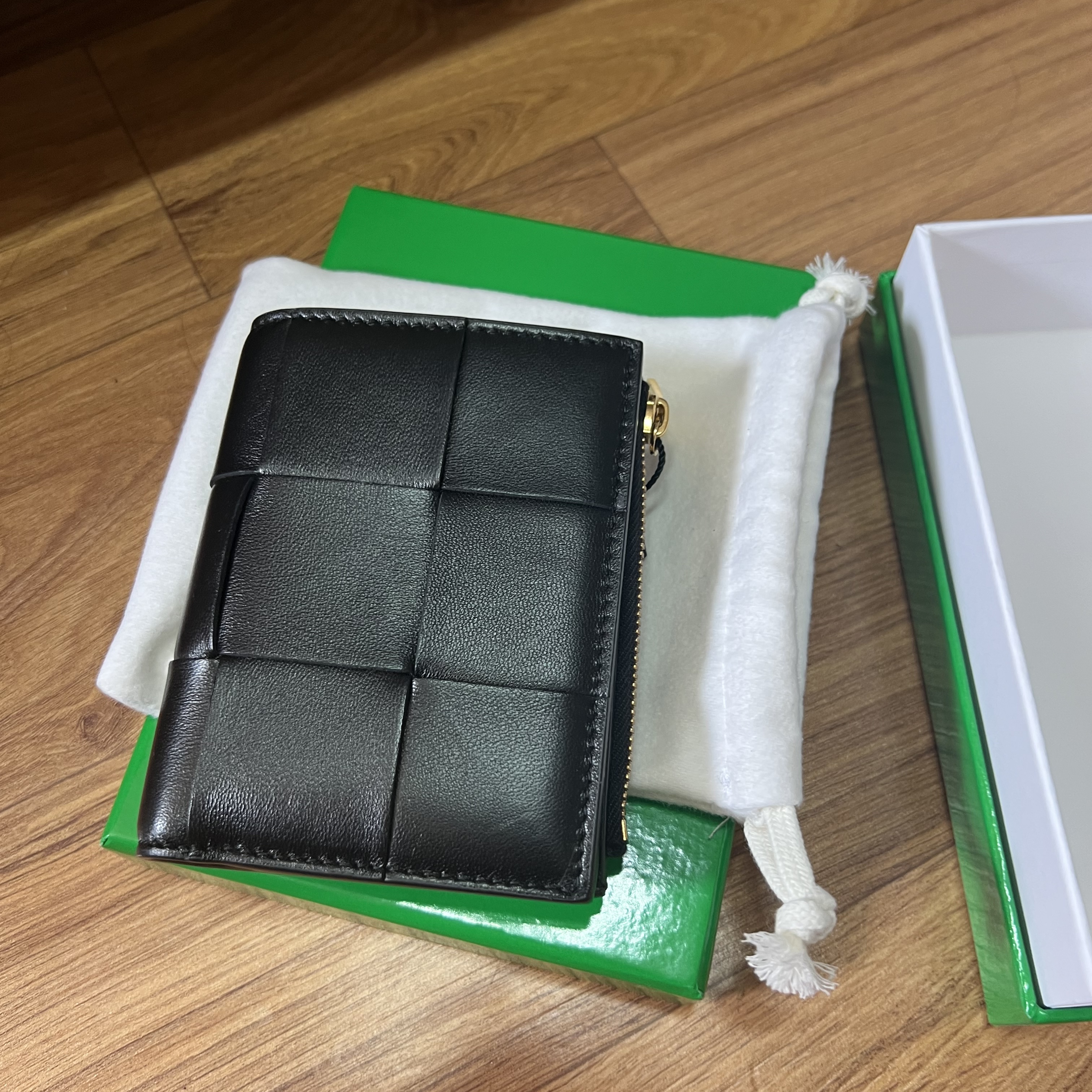 Bottega Veneta Small Cassette Bi-Fold Zip Wallet Black 착용 스타일