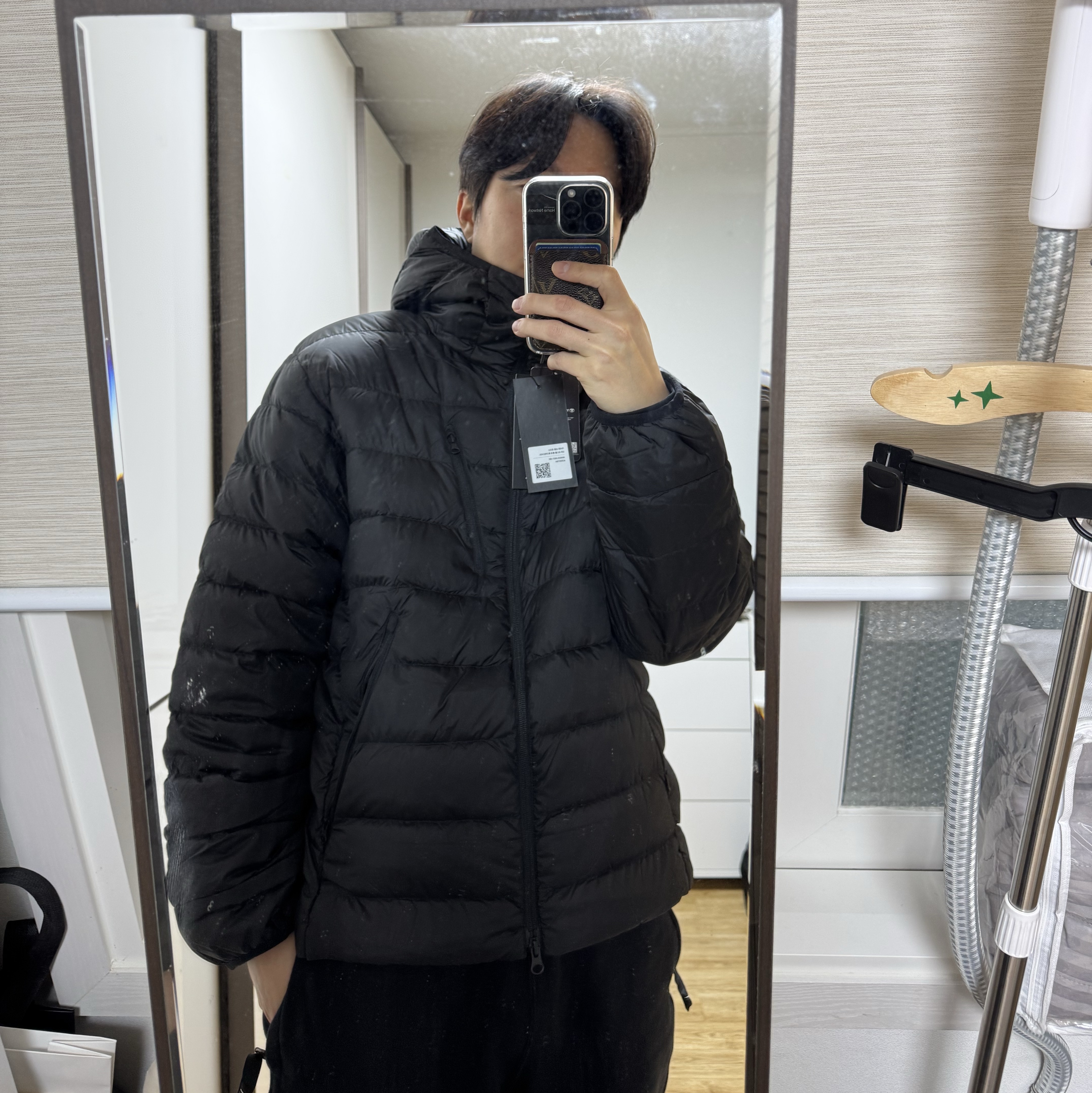 무신사 스탠다드 시티 레저 후드 라이트 다운 자켓 블랙 착용 스타일 - 2