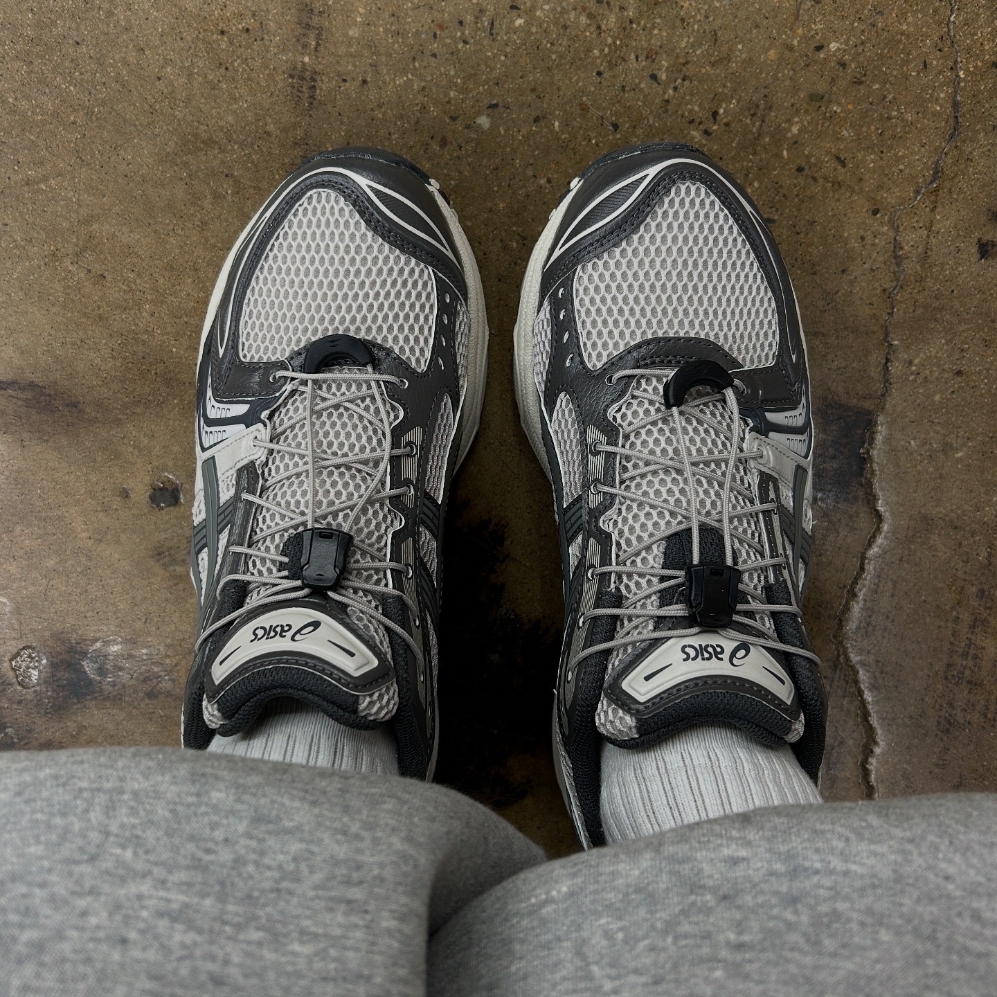 Asics Unlimited Gel-Kayano 14 Oyster Grey Clay Grey, Undermycar Mu.03 Anti Fxxking Logo Play Oversized Sweat Jogger Melange Gray 착용 스타일 - 1