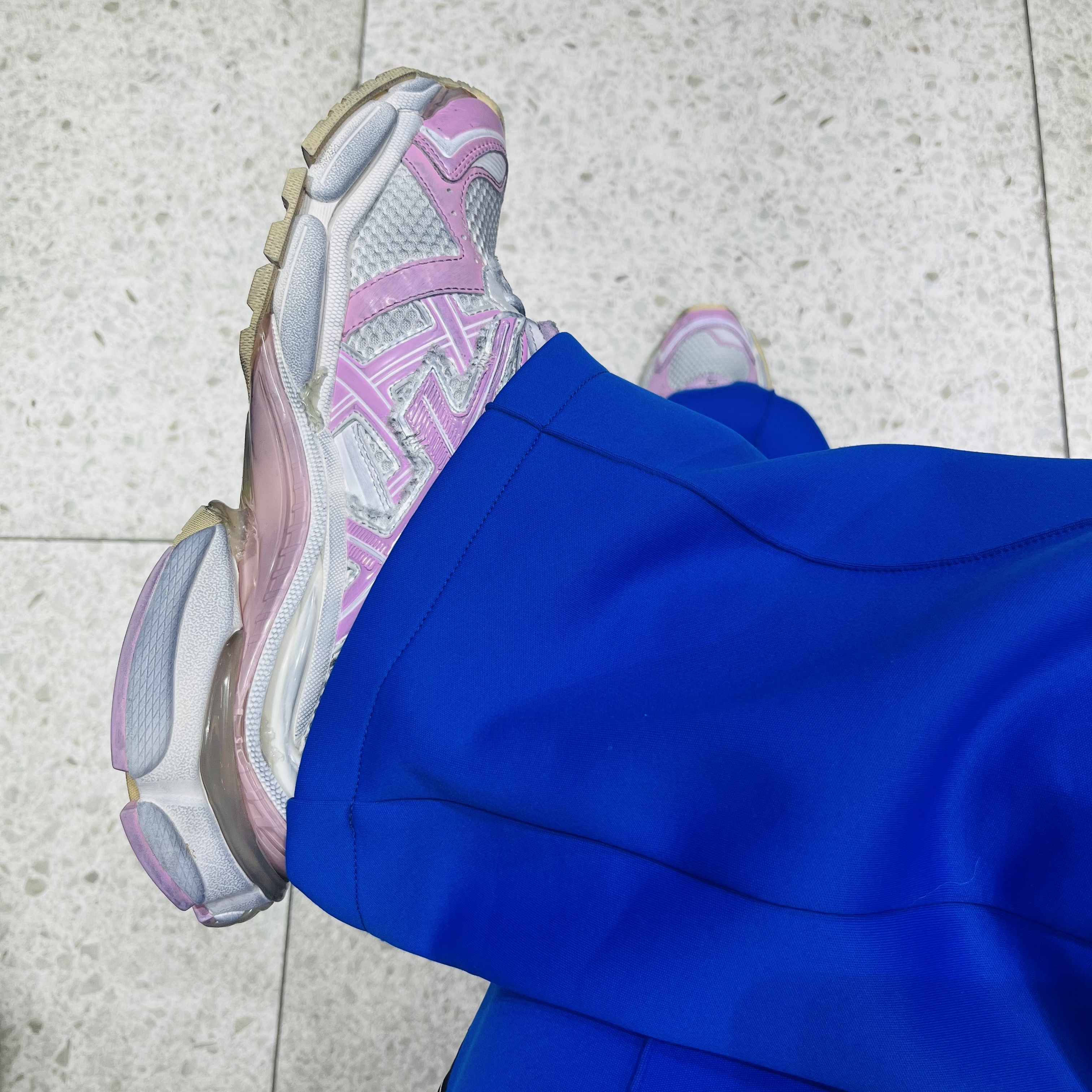 Balenciaga Runner Sneakers Pink White 착용 스타일 - 3