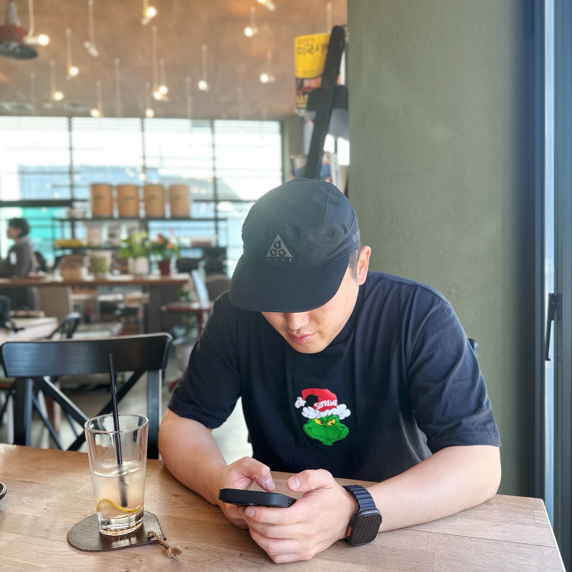 Supreme Grinch T-Shirt Black - 24FW, Nike NRG ACG Tailwind Cap Black 착용 스타일 - 1