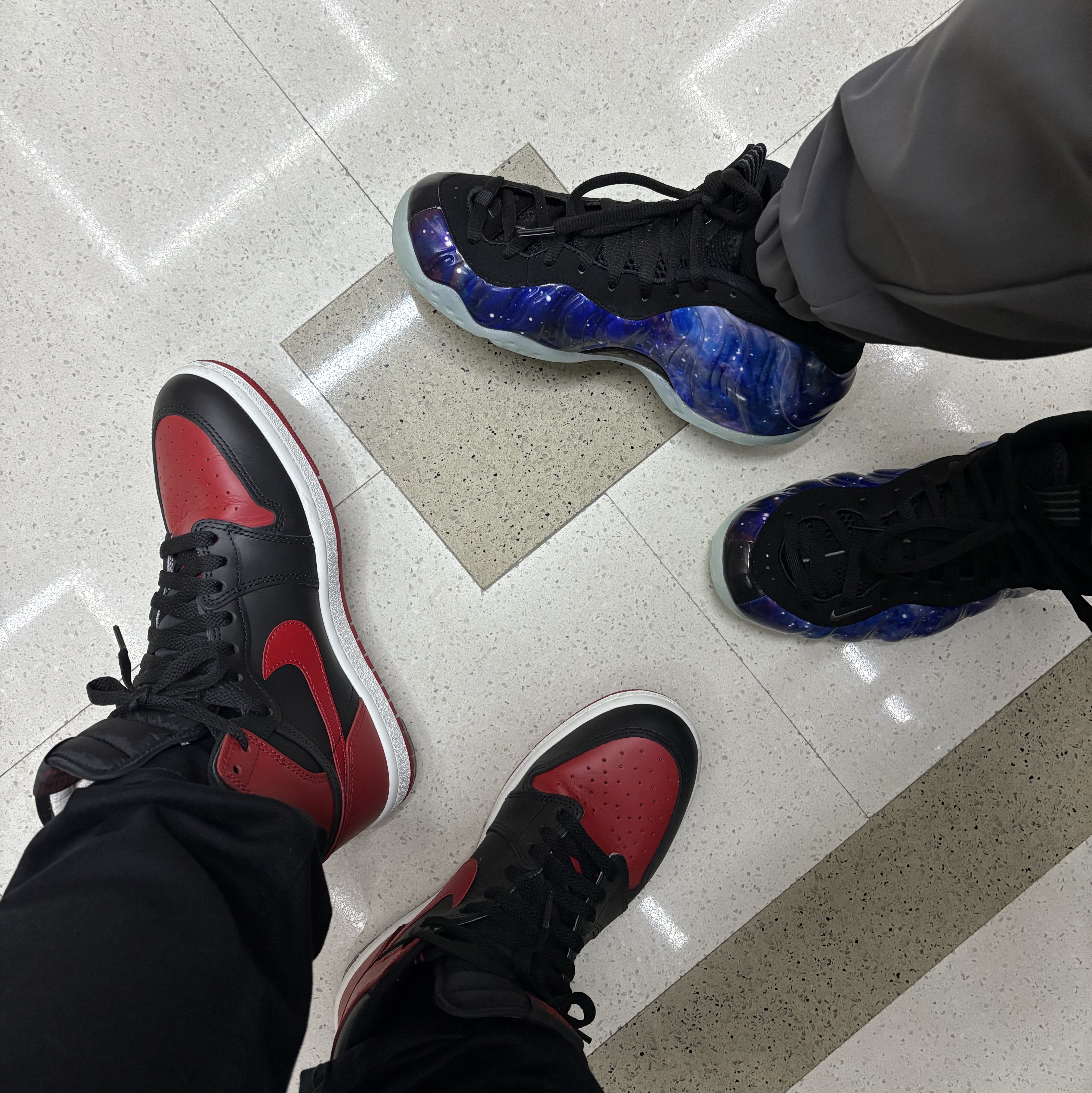 Nike Air Foamposite One Galaxy, Jordan 1 High 85 Bred 착용 스타일