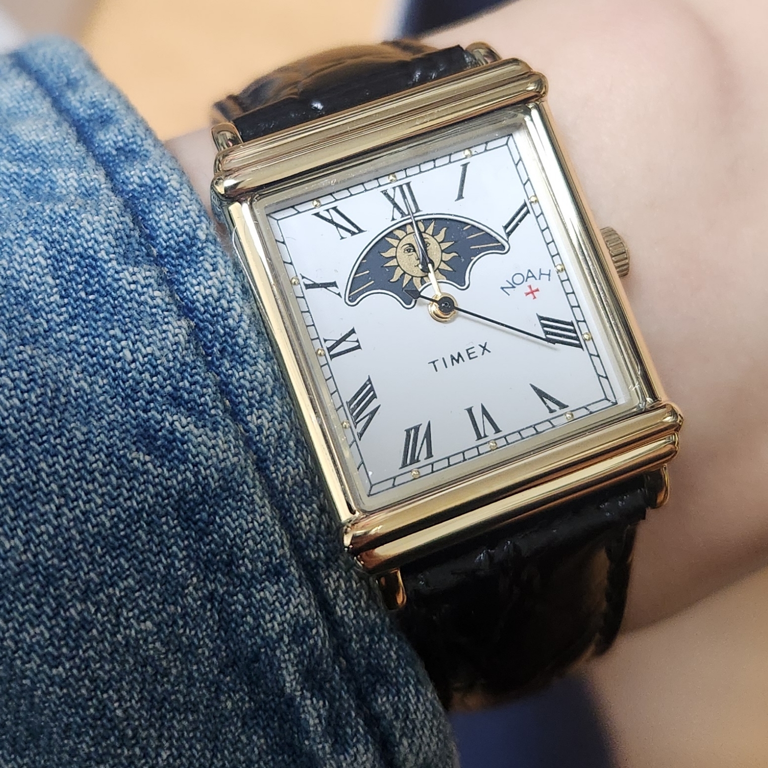 Timex x Noah Sun and Moon Watch Black Gold 착용 스타일