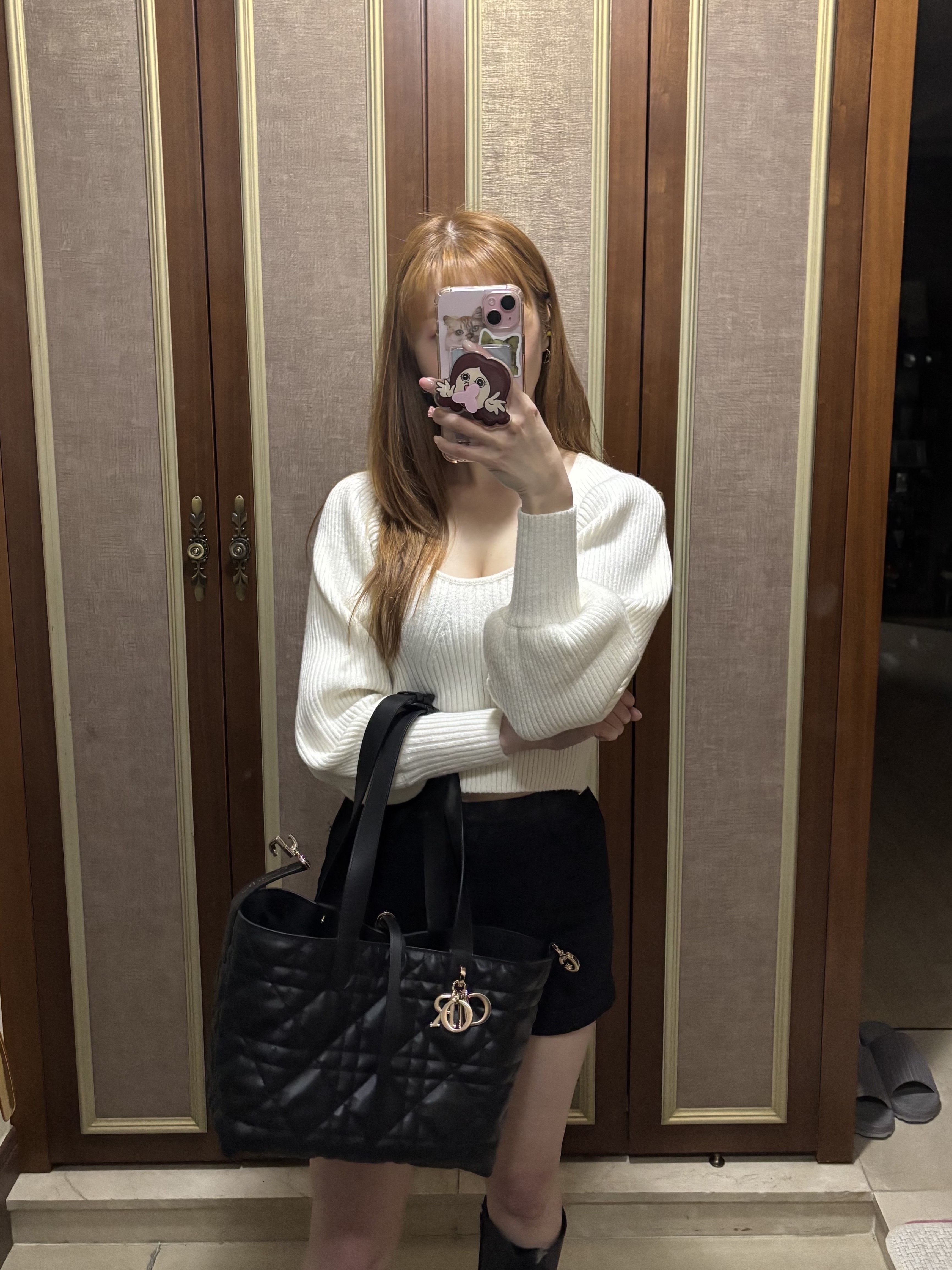Dior Medium Toujours Bag Macrocannage Calfskin Black 착용 스타일 - 3
