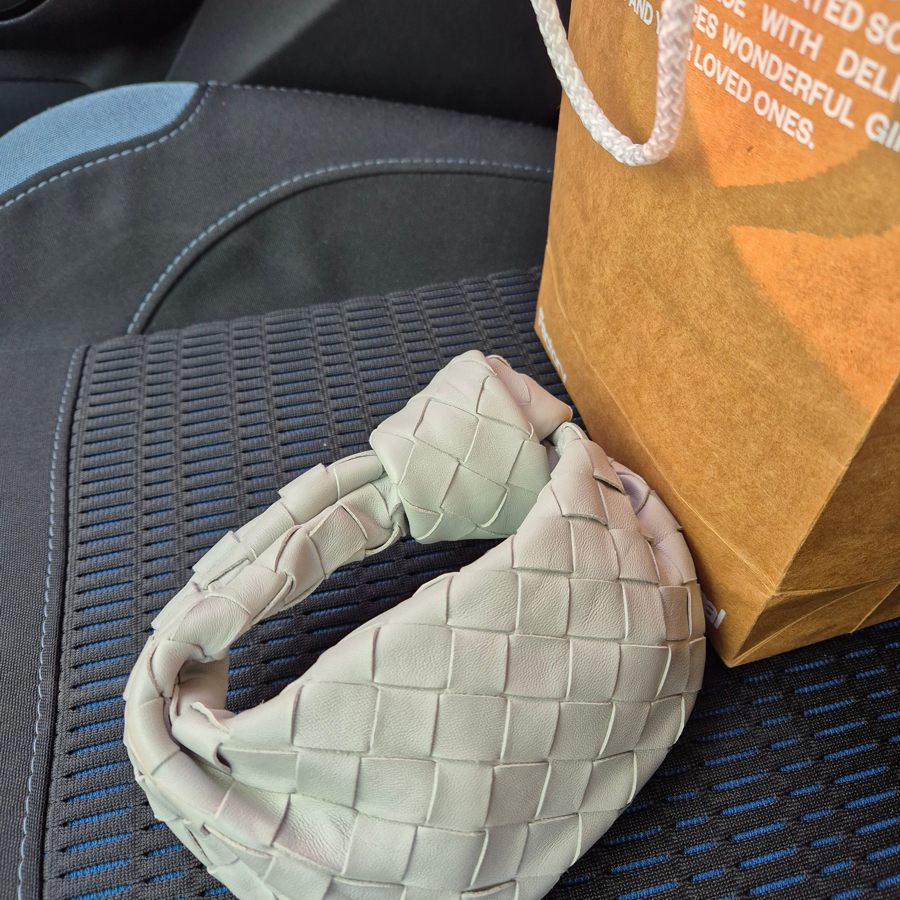 Bottega Veneta Candy Jodie Bag Agate Grey 착용 스타일