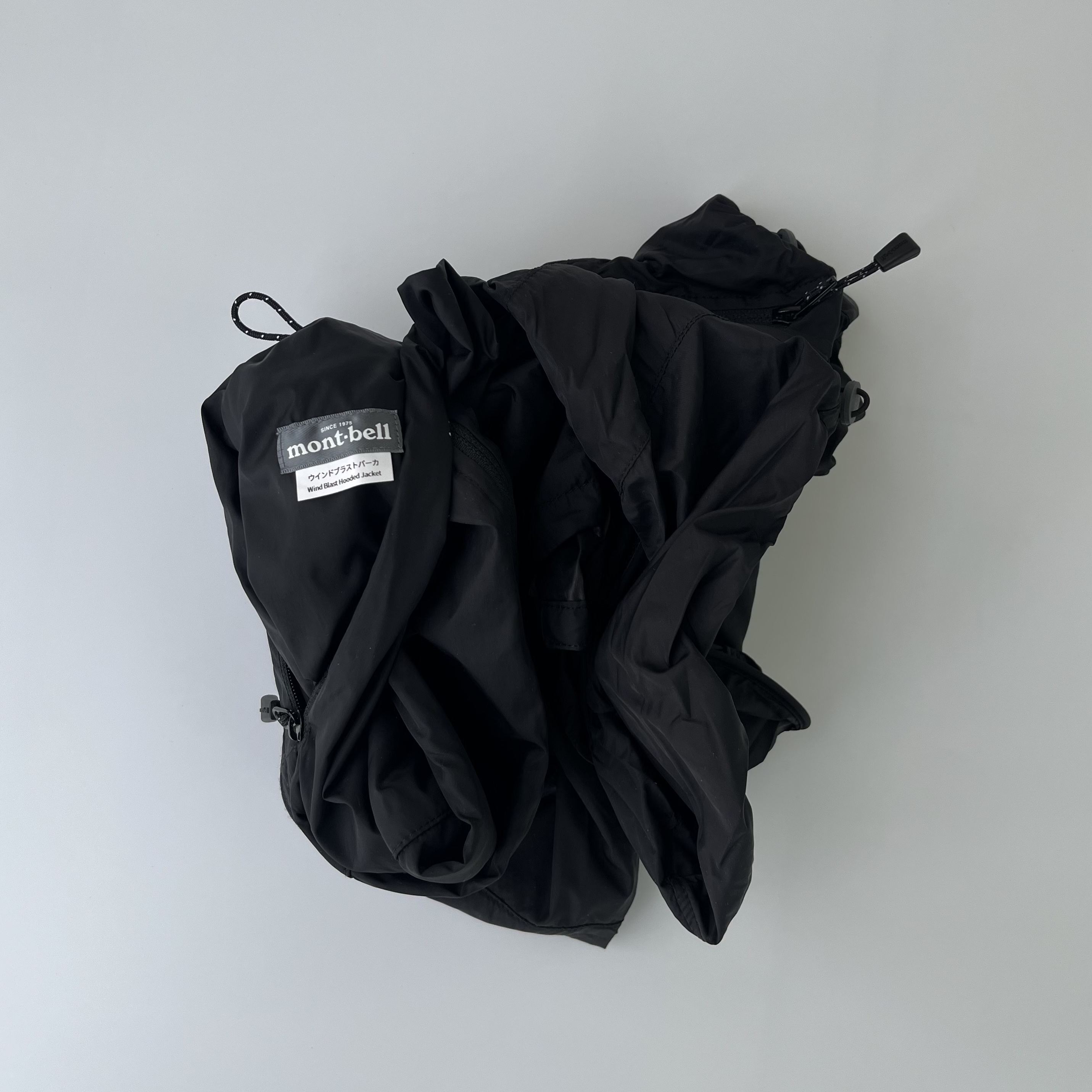Montbell Wind Blast Hooded Jacket Black 착용 스타일 - 2