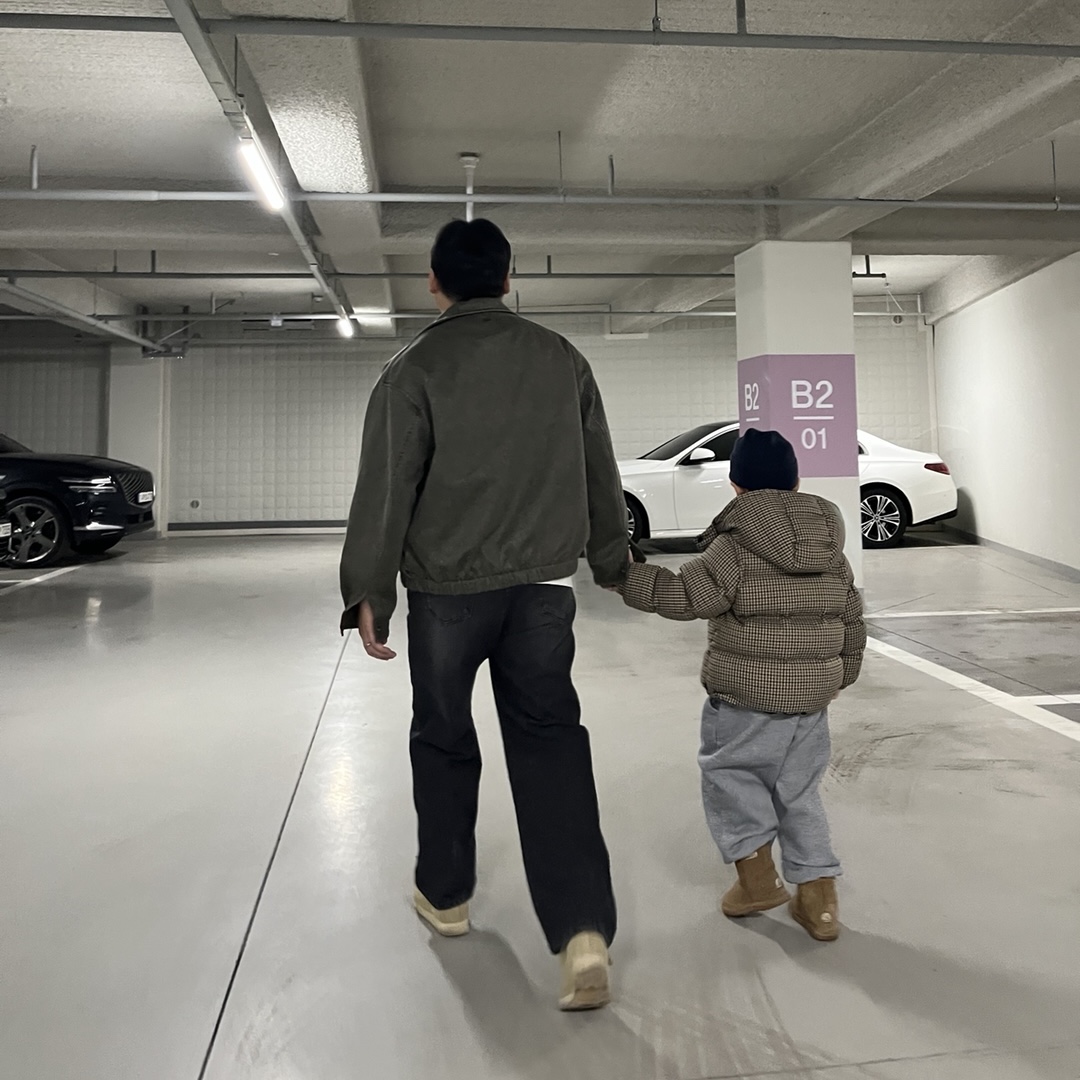 클락스 왈라비 고어텍스 메이플 스웨이드, 슈프림 오버다이드 비니 네이비 - 24SS 착용 스타일 - 2