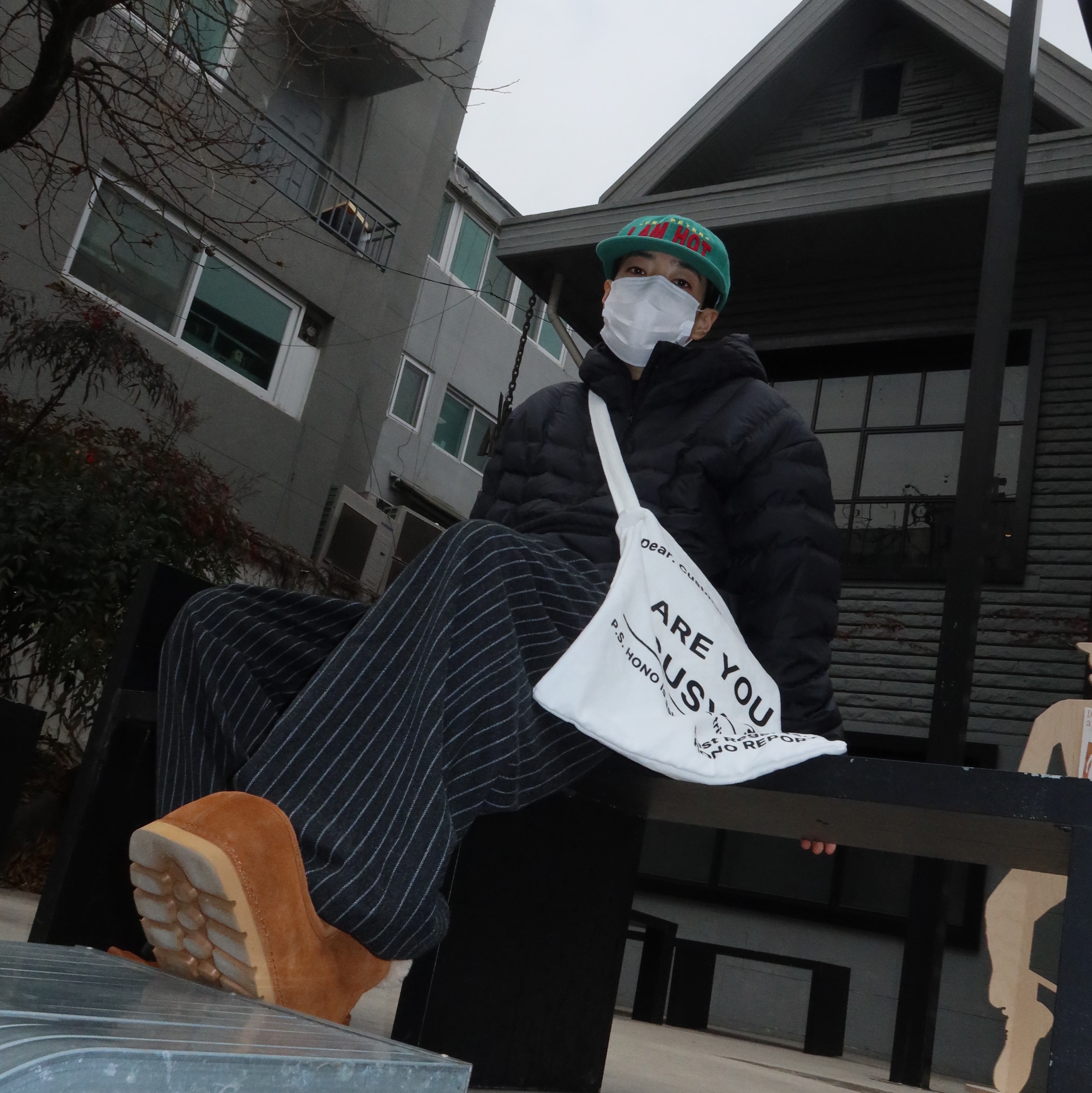 Hono Report Letter Bag White, Supreme Micro Down Half Zip Hooded Pullover Black - 24FW 착용 스타일 - 3