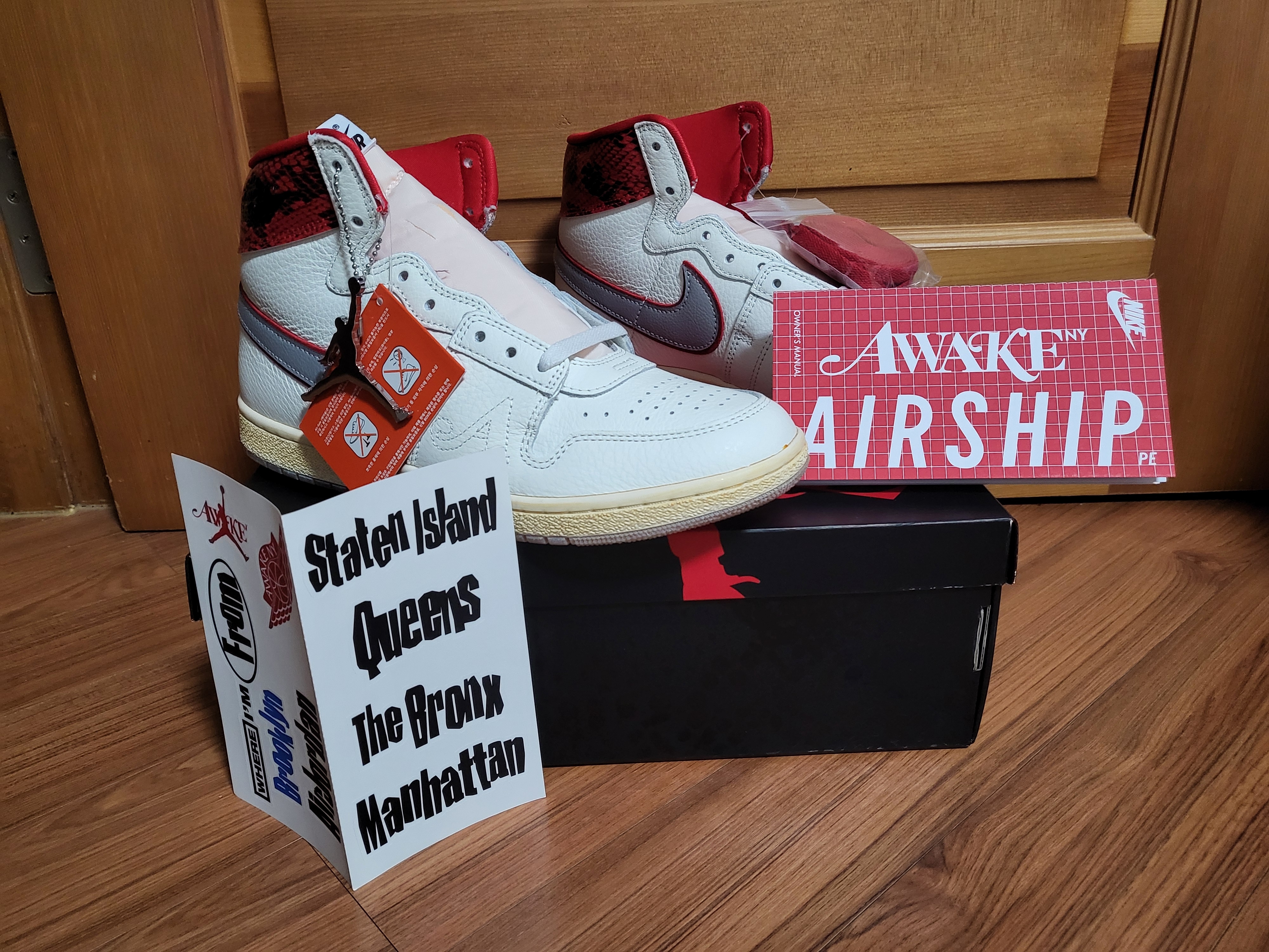 Jordan x Awake NY Air Ship PE SP Sail University Red, NOMANUAL NM Utility Leather Belt Black 착용 스타일 - 1