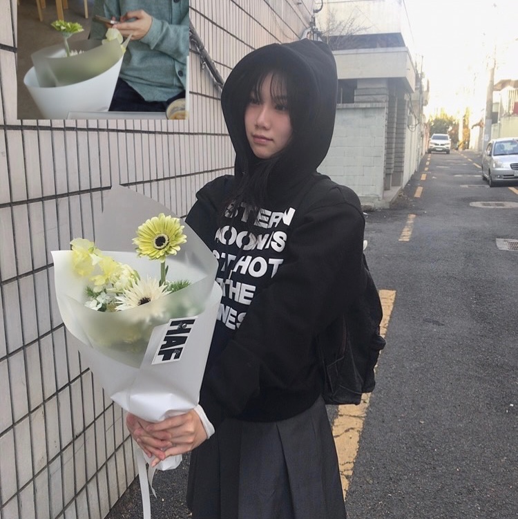 Thevinylhouse Typo Hoodie Black 착용 스타일 - 1