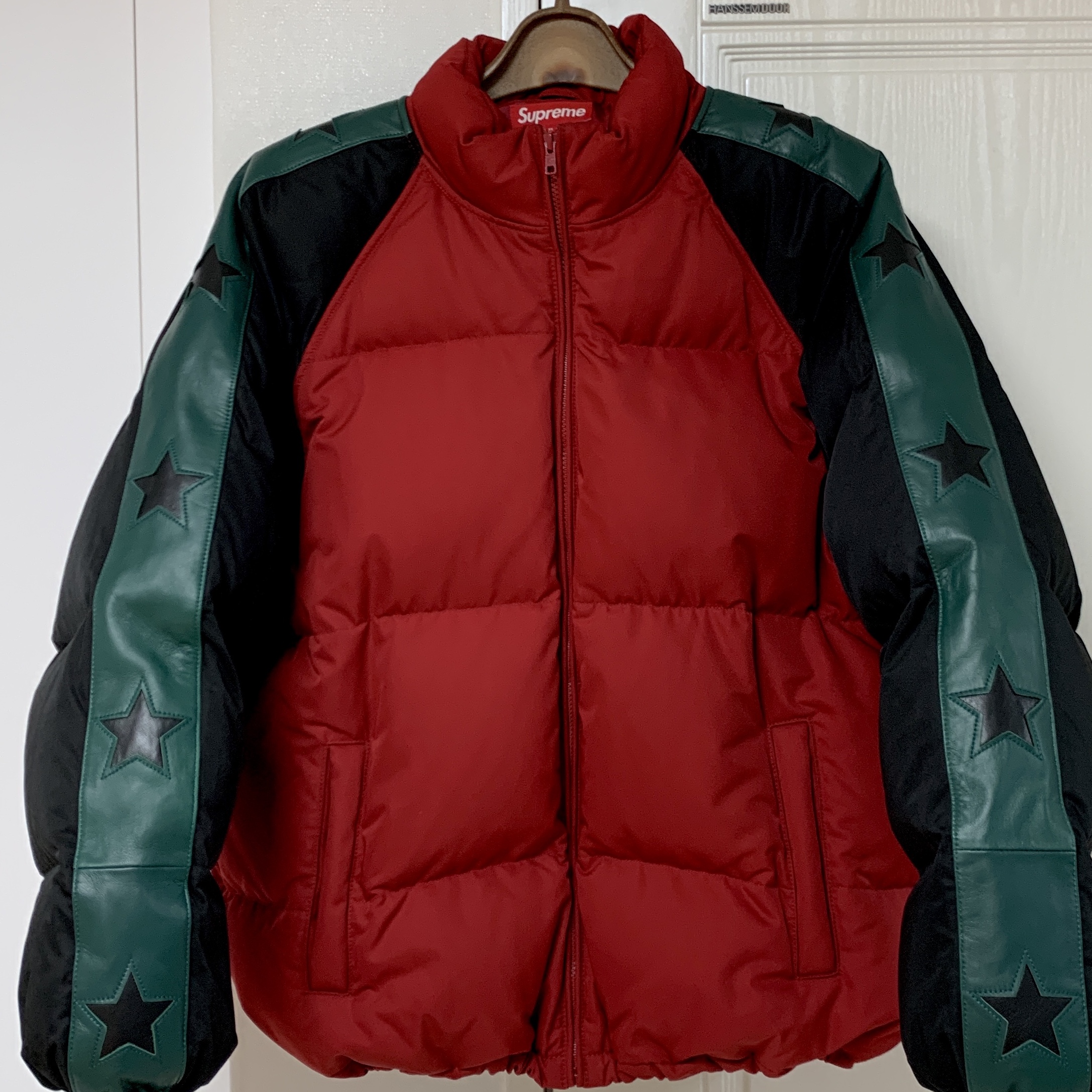 Supreme Star Sleeve Down Puffer Jacket Red - 23FW 착용 스타일